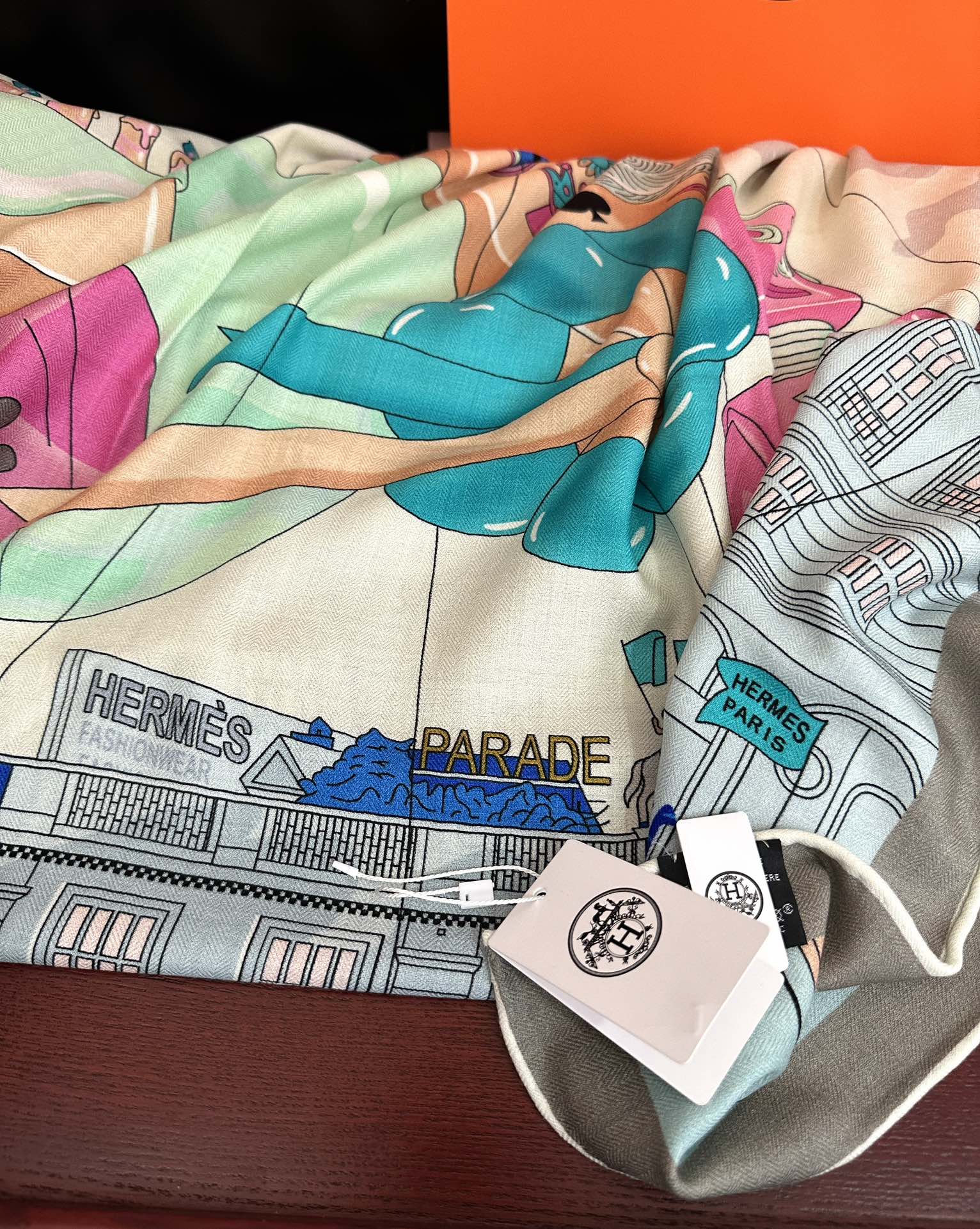 Hermès 爱马仕2025秋冬新款【太空探索】 新一季丝巾采购清单估计各位养马人们已经列好了 我就不推荐了回头分享一下部分 款的老款信息资料供大家参考 本季必购《Rondsdemarch》(圆场漫步) 一条来自丝巾羊绒丝方巾也不知道是马元素在男士方巾上运用比例高还是正好我每一条无论从配色还是主题图案都深得我心 也相较女款好驾驭 还便宜 大家 尺寸:140X140、材质：30%真丝+70丝绒