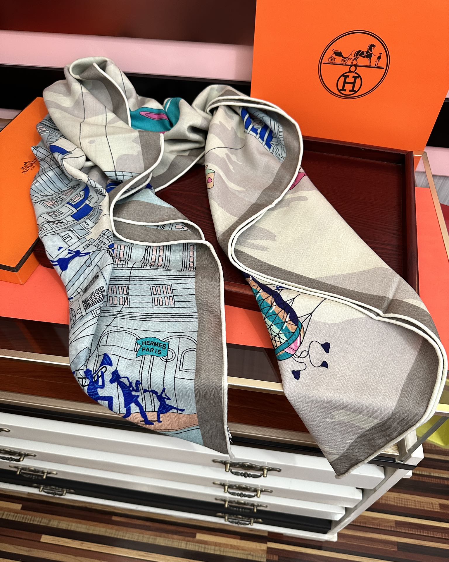 Hermès 爱马仕2025秋冬新款【太空探索】 新一季丝巾采购清单估计各位养马人们已经列好了 我就不推荐了回头分享一下部分 款的老款信息资料供大家参考 本季必购《Rondsdemarch》(圆场漫步) 一条来自丝巾羊绒丝方巾也不知道是马元素在男士方巾上运用比例高还是正好我每一条无论从配色还是主题图案都深得我心 也相较女款好驾驭 还便宜 大家 尺寸:140X140、材质：30%真丝+70丝绒