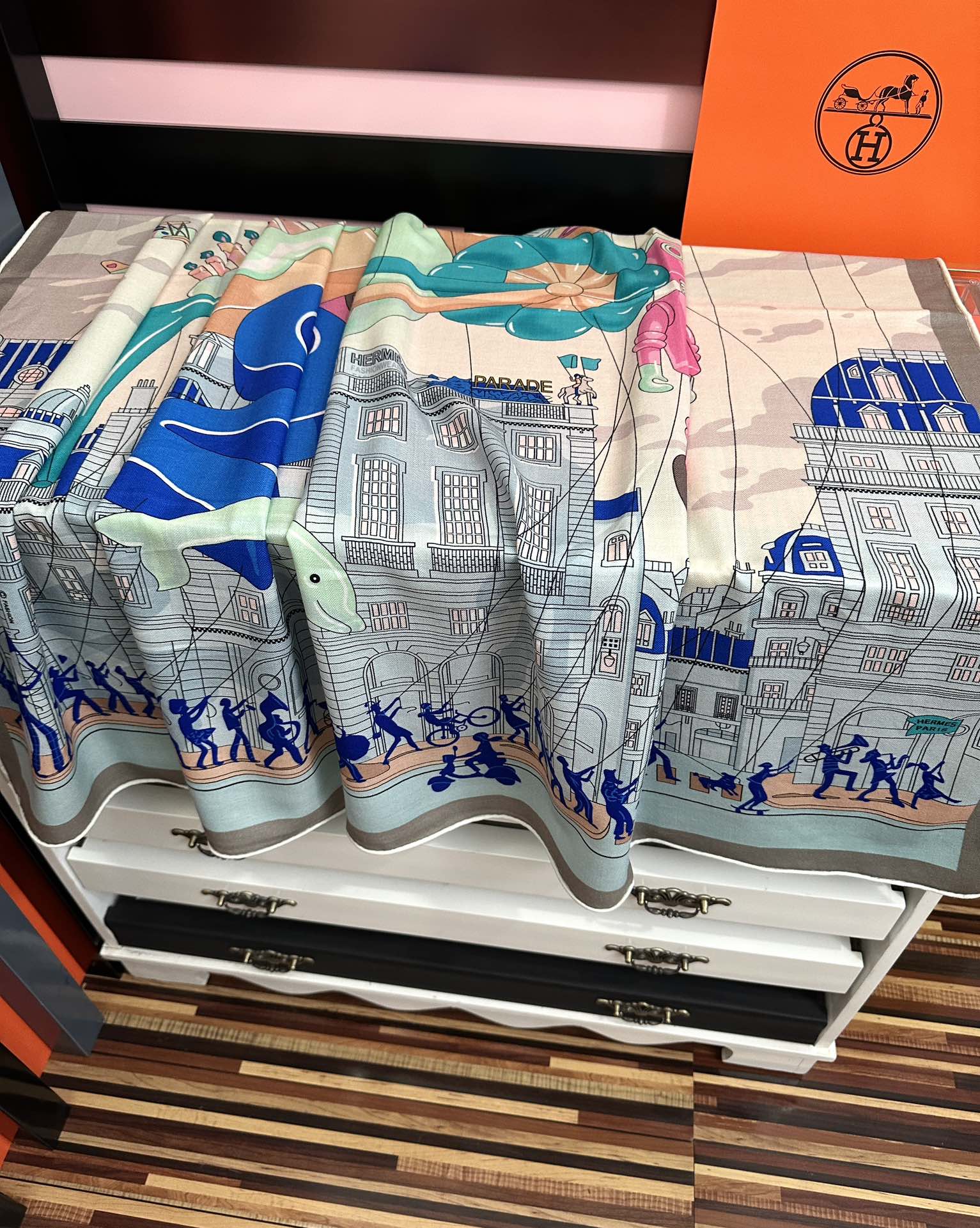 Hermès 爱马仕2025秋冬新款【太空探索】 新一季丝巾采购清单估计各位养马人们已经列好了 我就不推荐了回头分享一下部分 款的老款信息资料供大家参考 本季必购《Rondsdemarch》(圆场漫步) 一条来自丝巾羊绒丝方巾也不知道是马元素在男士方巾上运用比例高还是正好我每一条无论从配色还是主题图案都深得我心 也相较女款好驾驭 还便宜 大家 尺寸:140X140、材质：30%真丝+70丝绒