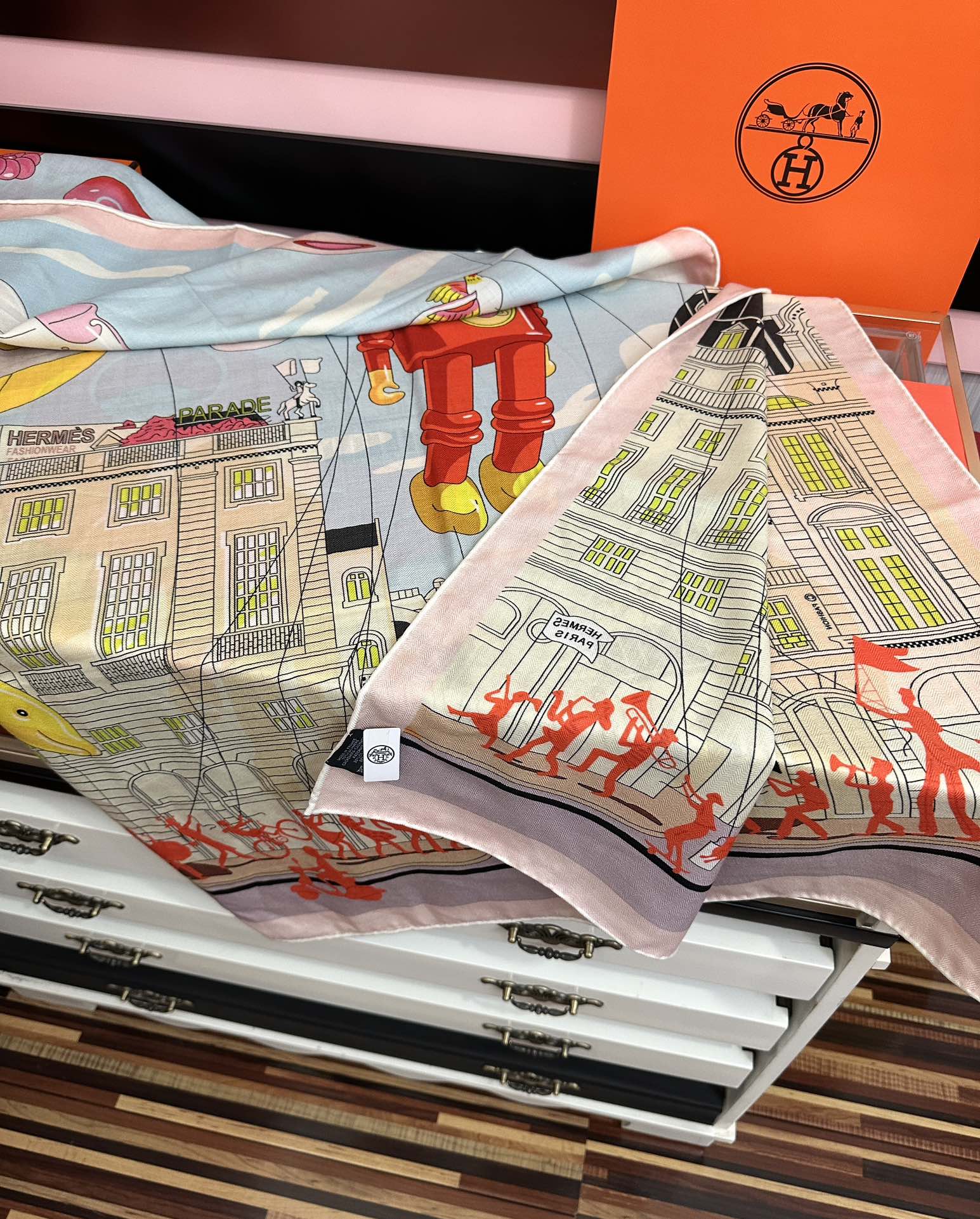 Hermès 爱马仕2025秋冬新款【太空探索】 新一季丝巾采购清单估计各位养马人们已经列好了 我就不推荐了回头分享一下部分 款的老款信息资料供大家参考 本季必购《Rondsdemarch》(圆场漫步) 一条来自丝巾羊绒丝方巾也不知道是马元素在男士方巾上运用比例高还是正好我每一条无论从配色还是主题图案都深得我心 也相较女款好驾驭 还便宜 大家 尺寸:140X140、材质：30%真丝+70丝绒