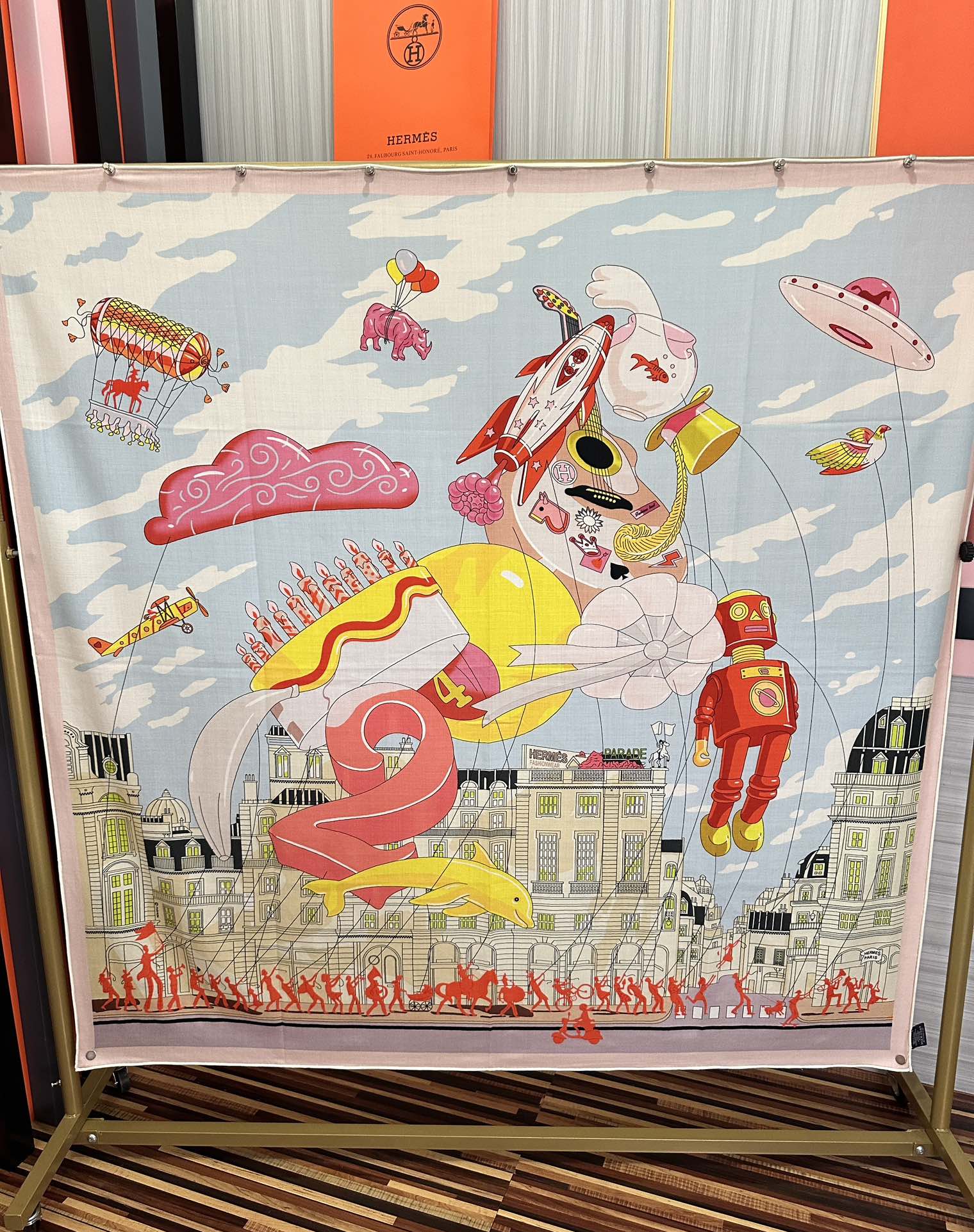 Hermès 爱马仕2025秋冬新款【太空探索】 新一季丝巾采购清单估计各位养马人们已经列好了 我就不推荐了回头分享一下部分 款的老款信息资料供大家参考 本季必购《Rondsdemarch》(圆场漫步) 一条来自丝巾羊绒丝方巾也不知道是马元素在男士方巾上运用比例高还是正好我每一条无论从配色还是主题图案都深得我心 也相较女款好驾驭 还便宜 大家 尺寸:140X140、材质：30%真丝+70丝绒