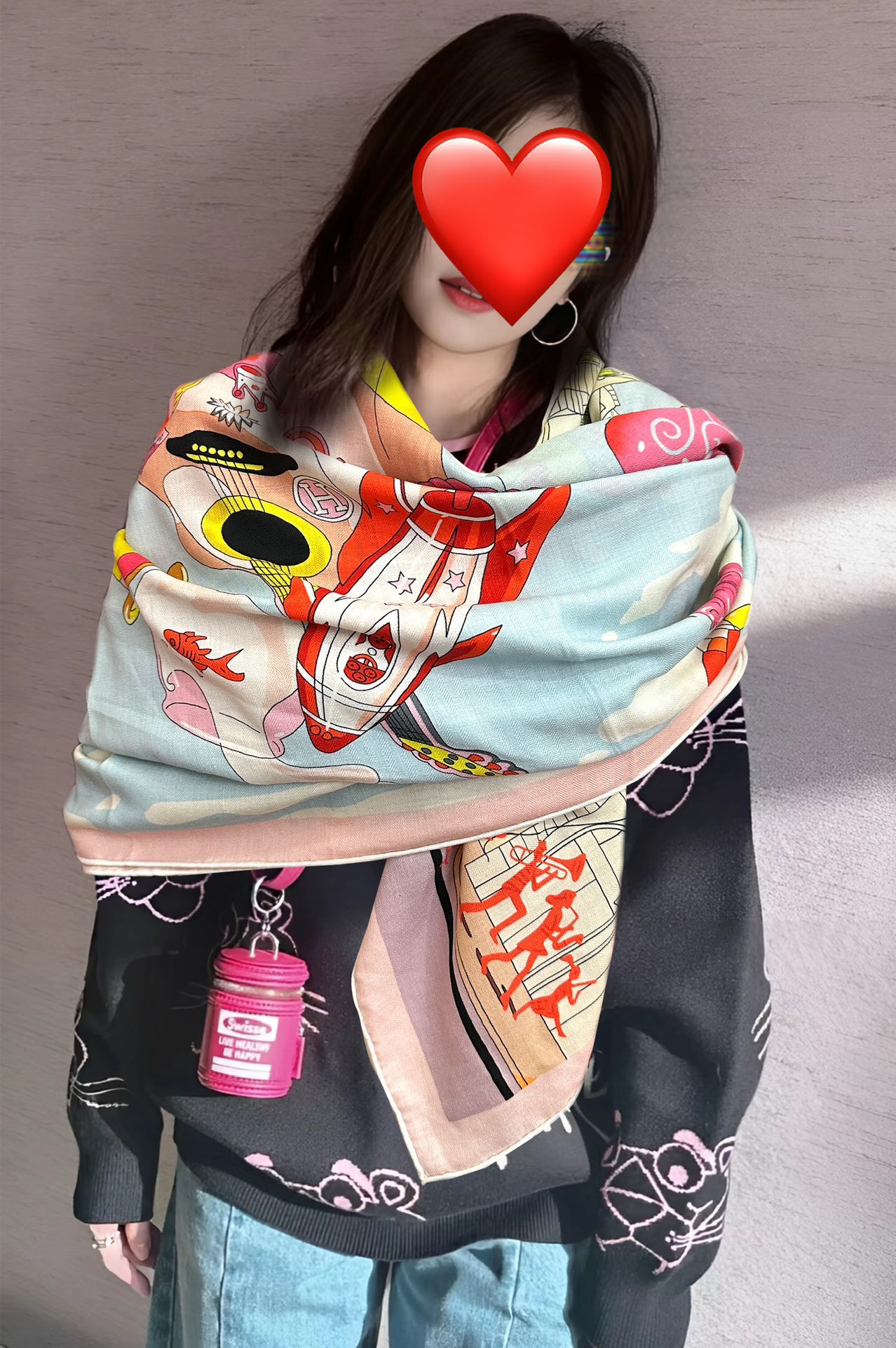 Hermès 爱马仕2025秋冬新款【太空探索】 新一季丝巾采购清单估计各位养马人们已经列好了 我就不推荐了回头分享一下部分 款的老款信息资料供大家参考 本季必购《Rondsdemarch》(圆场漫步) 一条来自丝巾羊绒丝方巾也不知道是马元素在男士方巾上运用比例高还是正好我每一条无论从配色还是主题图案都深得我心 也相较女款好驾驭 还便宜 大家 尺寸:140X140、材质：30%真丝+70丝绒