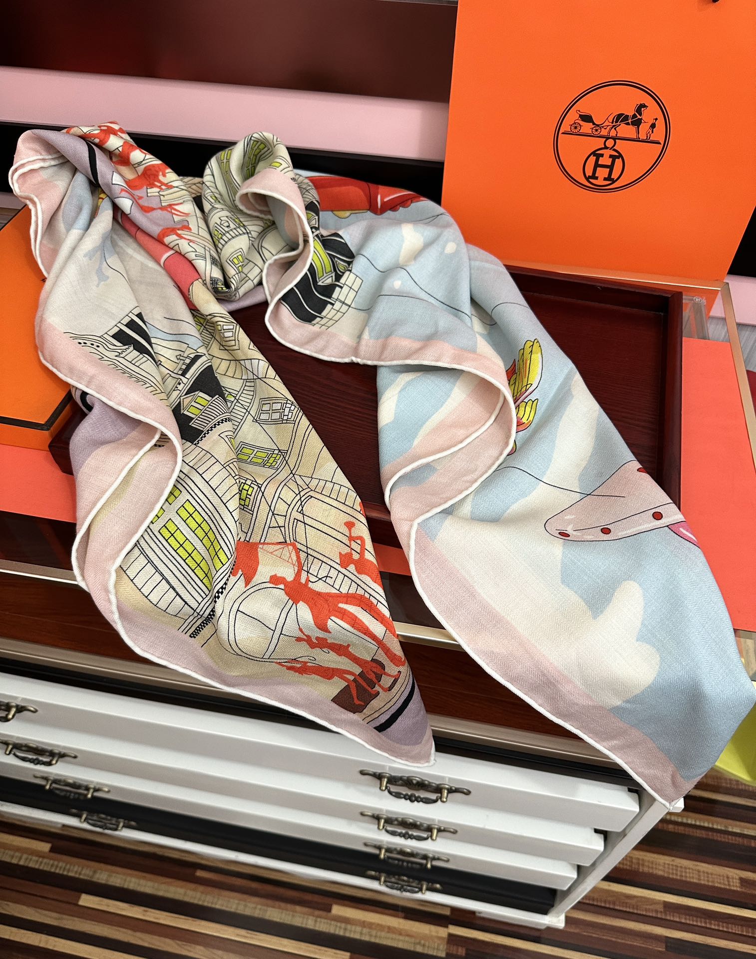 Hermès 爱马仕2025秋冬新款【太空探索】 新一季丝巾采购清单估计各位养马人们已经列好了 我就不推荐了回头分享一下部分 款的老款信息资料供大家参考 本季必购《Rondsdemarch》(圆场漫步) 一条来自丝巾羊绒丝方巾也不知道是马元素在男士方巾上运用比例高还是正好我每一条无论从配色还是主题图案都深得我心 也相较女款好驾驭 还便宜 大家 尺寸:140X140、材质：30%真丝+70丝绒