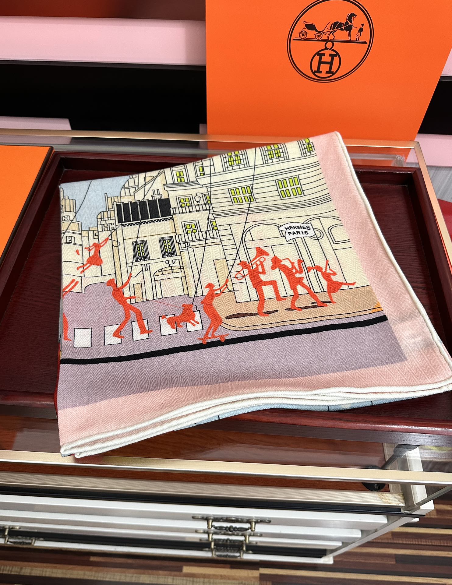 Hermès 爱马仕2025秋冬新款【太空探索】 新一季丝巾采购清单估计各位养马人们已经列好了 我就不推荐了回头分享一下部分 款的老款信息资料供大家参考 本季必购《Rondsdemarch》(圆场漫步) 一条来自丝巾羊绒丝方巾也不知道是马元素在男士方巾上运用比例高还是正好我每一条无论从配色还是主题图案都深得我心 也相较女款好驾驭 还便宜 大家 尺寸:140X140、材质：30%真丝+70丝绒