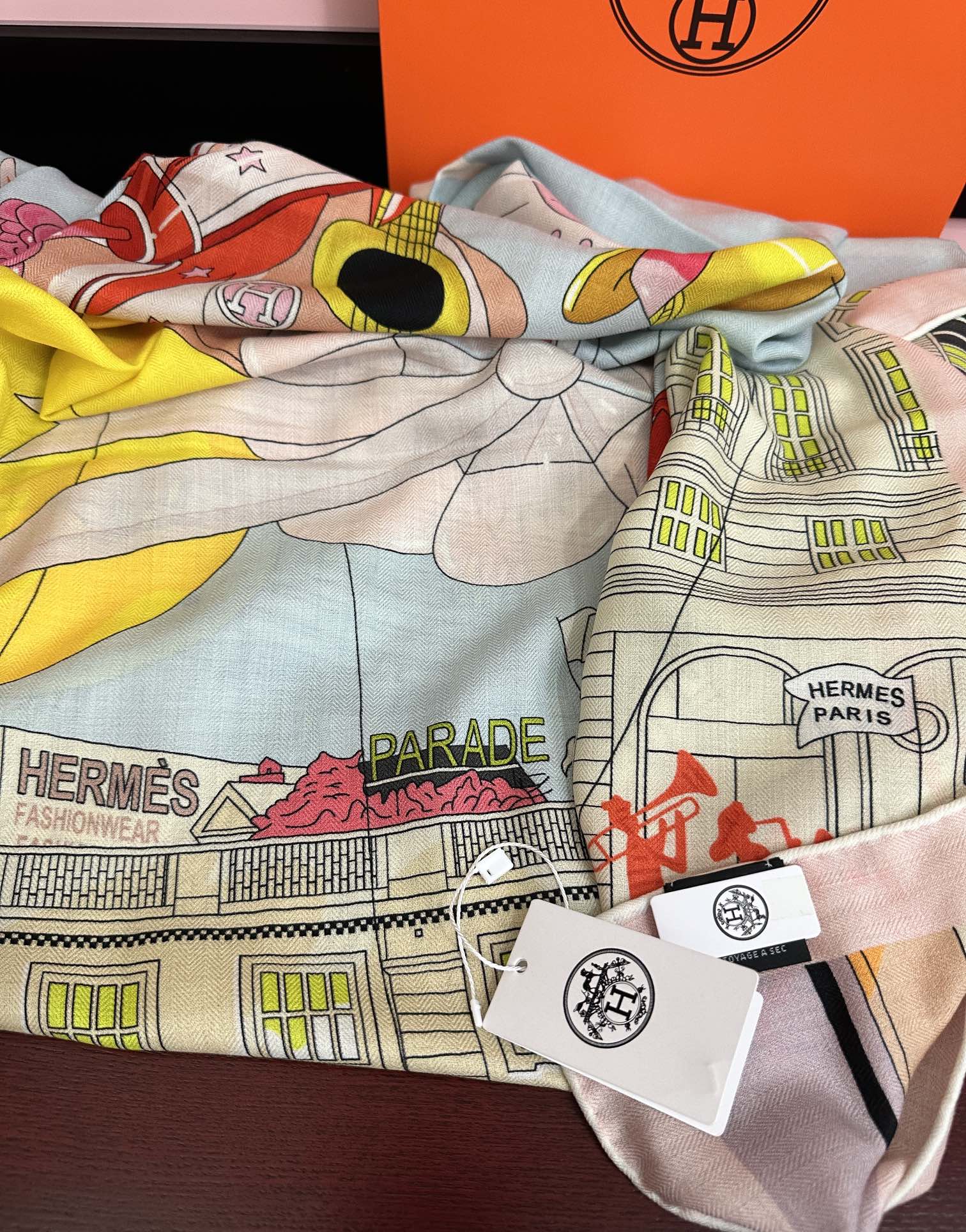 Hermès 爱马仕2025秋冬新款【太空探索】 新一季丝巾采购清单估计各位养马人们已经列好了 我就不推荐了回头分享一下部分 款的老款信息资料供大家参考 本季必购《Rondsdemarch》(圆场漫步) 一条来自丝巾羊绒丝方巾也不知道是马元素在男士方巾上运用比例高还是正好我每一条无论从配色还是主题图案都深得我心 也相较女款好驾驭 还便宜 大家 尺寸:140X140、材质：30%真丝+70丝绒