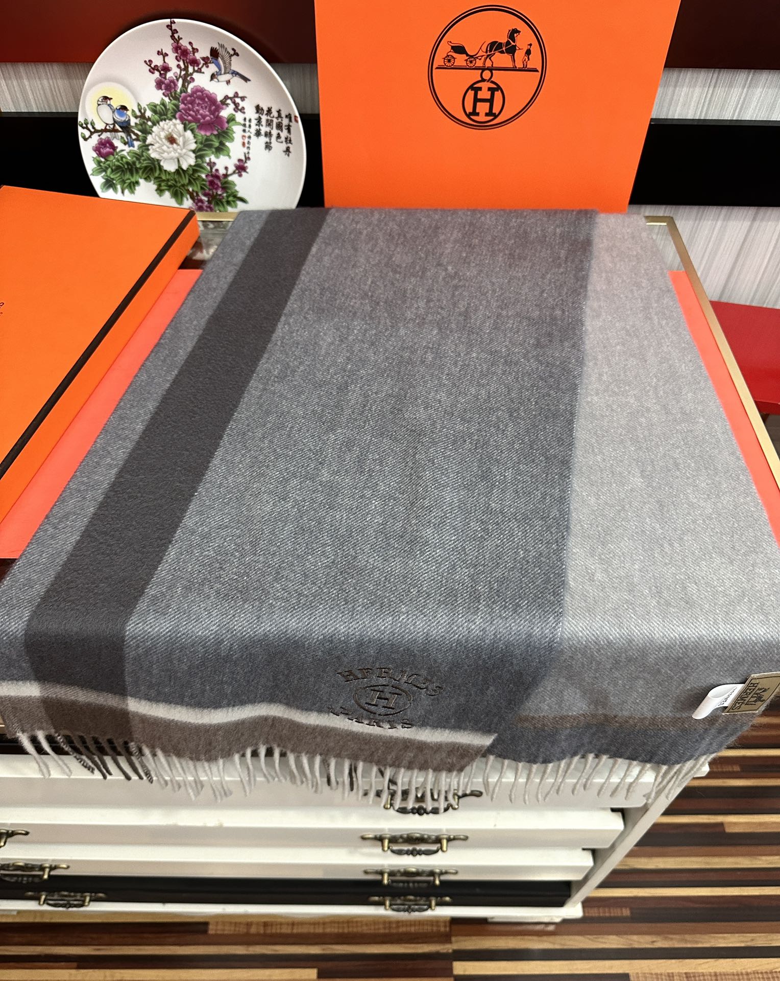 Hermès 125%羊绒 水波纹 爱马仕2025 最 【采用内蒙古山羊绒】 围巾‼ 太美了 让人耳目一新的感觉 手感柔软舒适