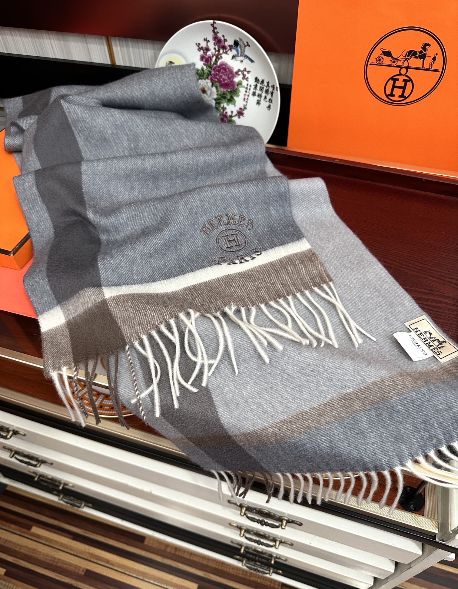 Hermès 125%羊绒 水波纹 爱马仕2025 最 【采用内蒙古山羊绒】 围巾‼ 太美了 让人耳目一新的感觉 手感柔软舒适