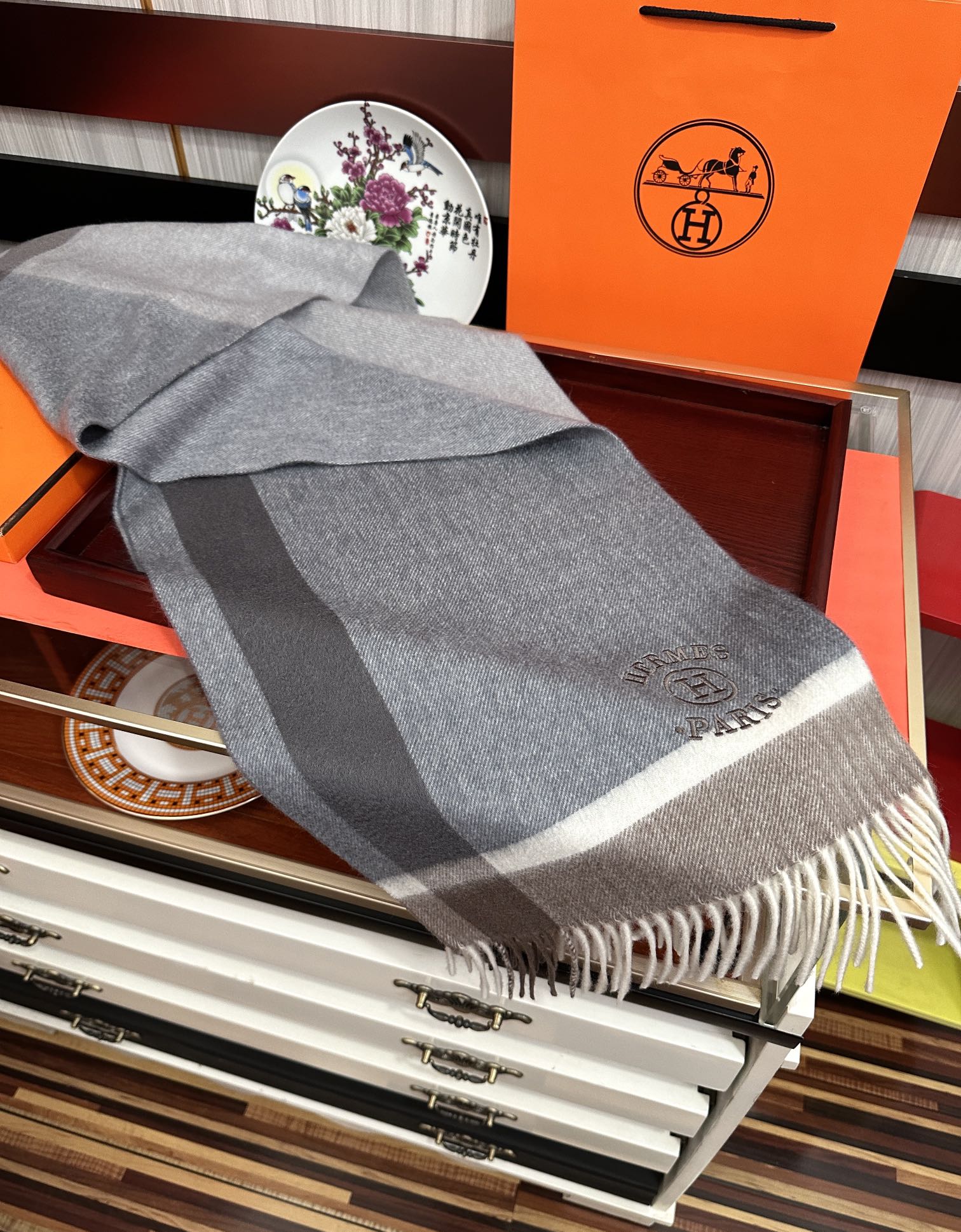 Hermès 125%羊绒 水波纹 爱马仕2025 最 【采用内蒙古山羊绒】 围巾‼ 太美了 让人耳目一新的感觉 手感柔软舒适