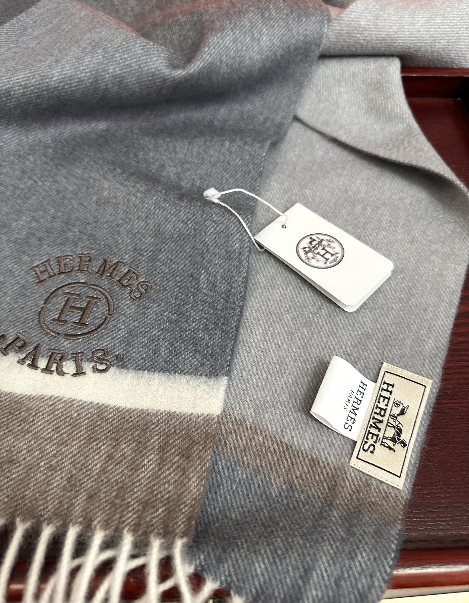 Hermès 125%羊绒 水波纹 爱马仕2025 最 【采用内蒙古山羊绒】 围巾‼ 太美了 让人耳目一新的感觉 手感柔软舒适