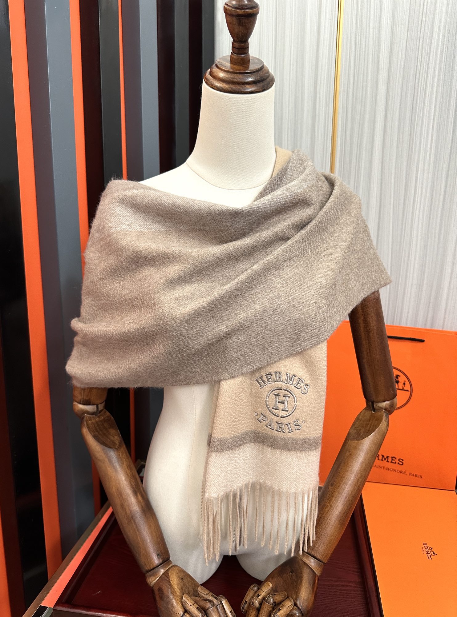 Hermès 125%羊绒 水波纹 爱马仕2025 最 【采用内蒙古山羊绒】 围巾‼ 太美了 让人耳目一新的感觉 手感柔软舒适