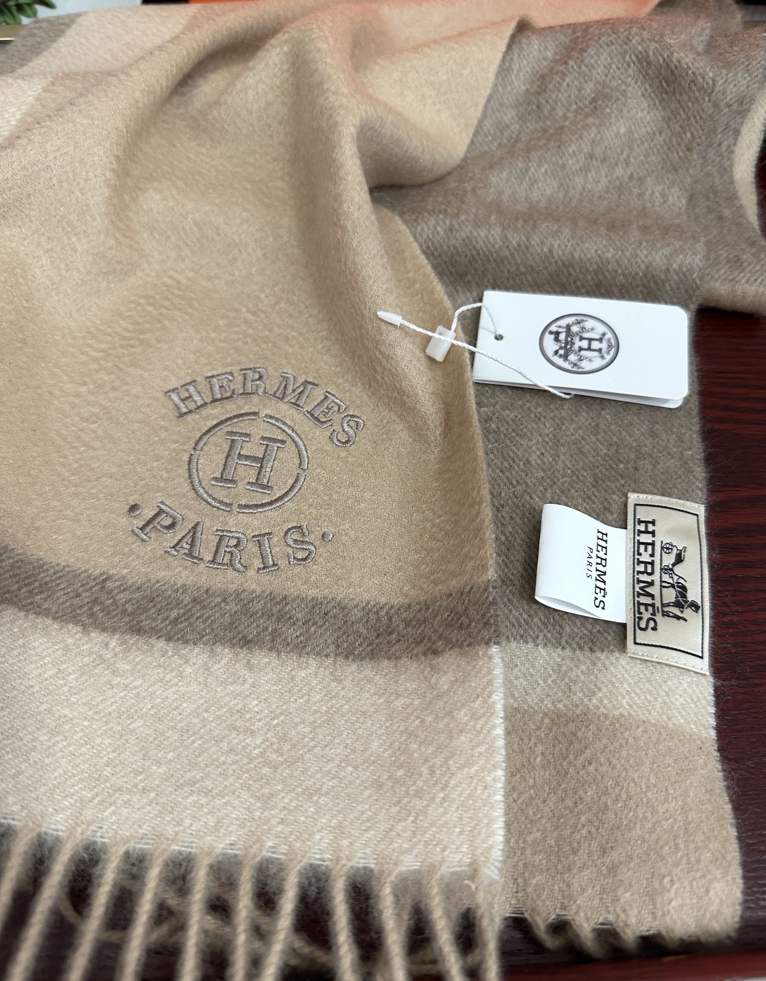 Hermès 125%羊绒 水波纹 爱马仕2025 最 【采用内蒙古山羊绒】 围巾‼ 太美了 让人耳目一新的感觉 手感柔软舒适