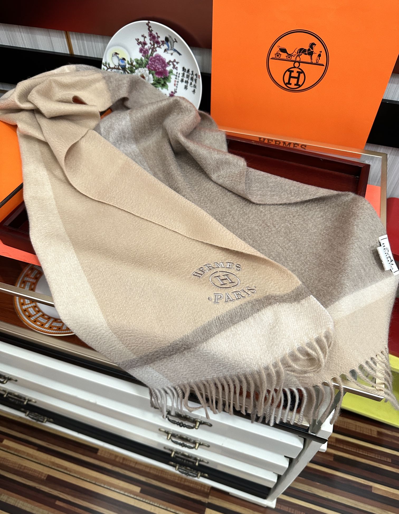 Hermès 125%羊绒 水波纹 爱马仕2025 最 【采用内蒙古山羊绒】 围巾‼ 太美了 让人耳目一新的感觉 手感柔软舒适