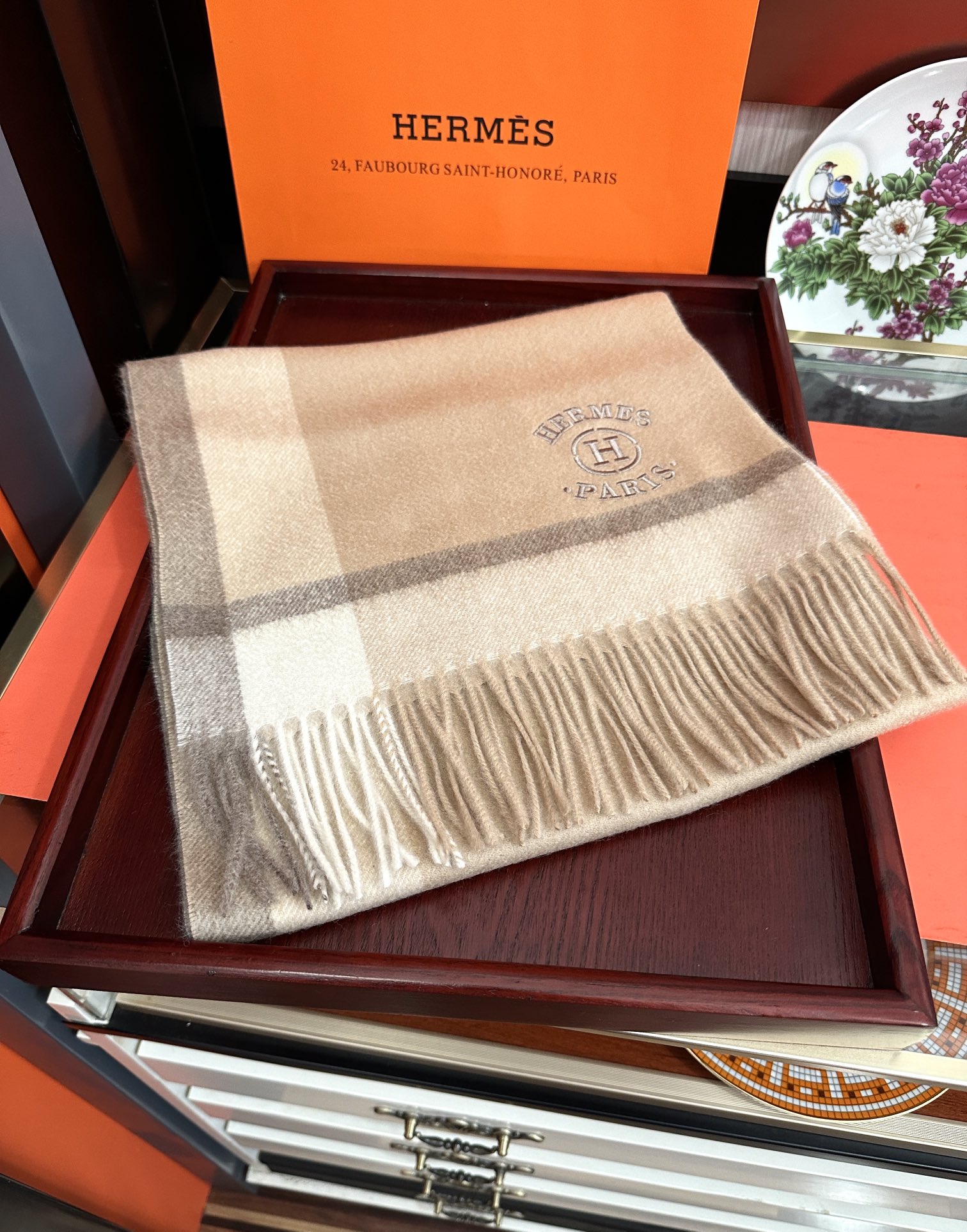 Hermès 125%羊绒 水波纹 爱马仕2025 最 【采用内蒙古山羊绒】 围巾‼ 太美了 让人耳目一新的感觉 手感柔软舒适