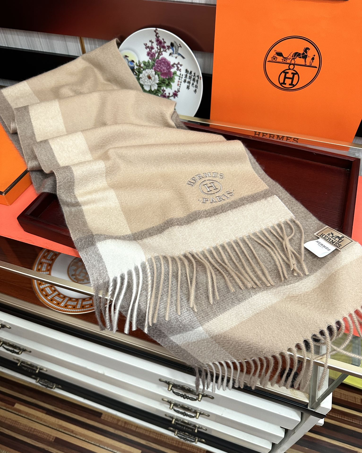 Hermès 125%羊绒 水波纹 爱马仕2025 最 【采用内蒙古山羊绒】 围巾‼ 太美了 让人耳目一新的感觉 手感柔软舒适