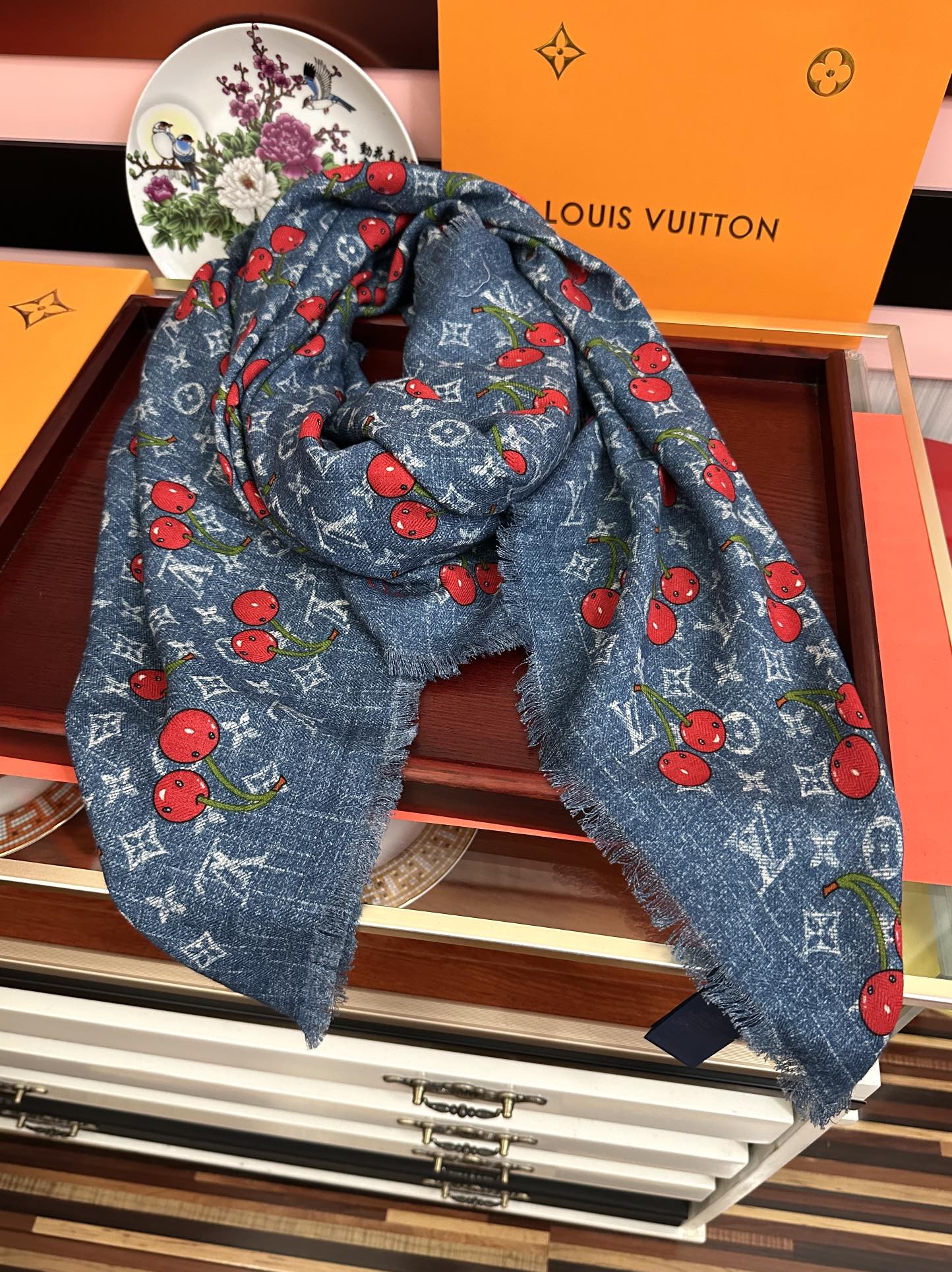 Louis Vuitton LV 2025双面同色樱桃 优雅 ~气质到骨子里 新一季的面料超高级