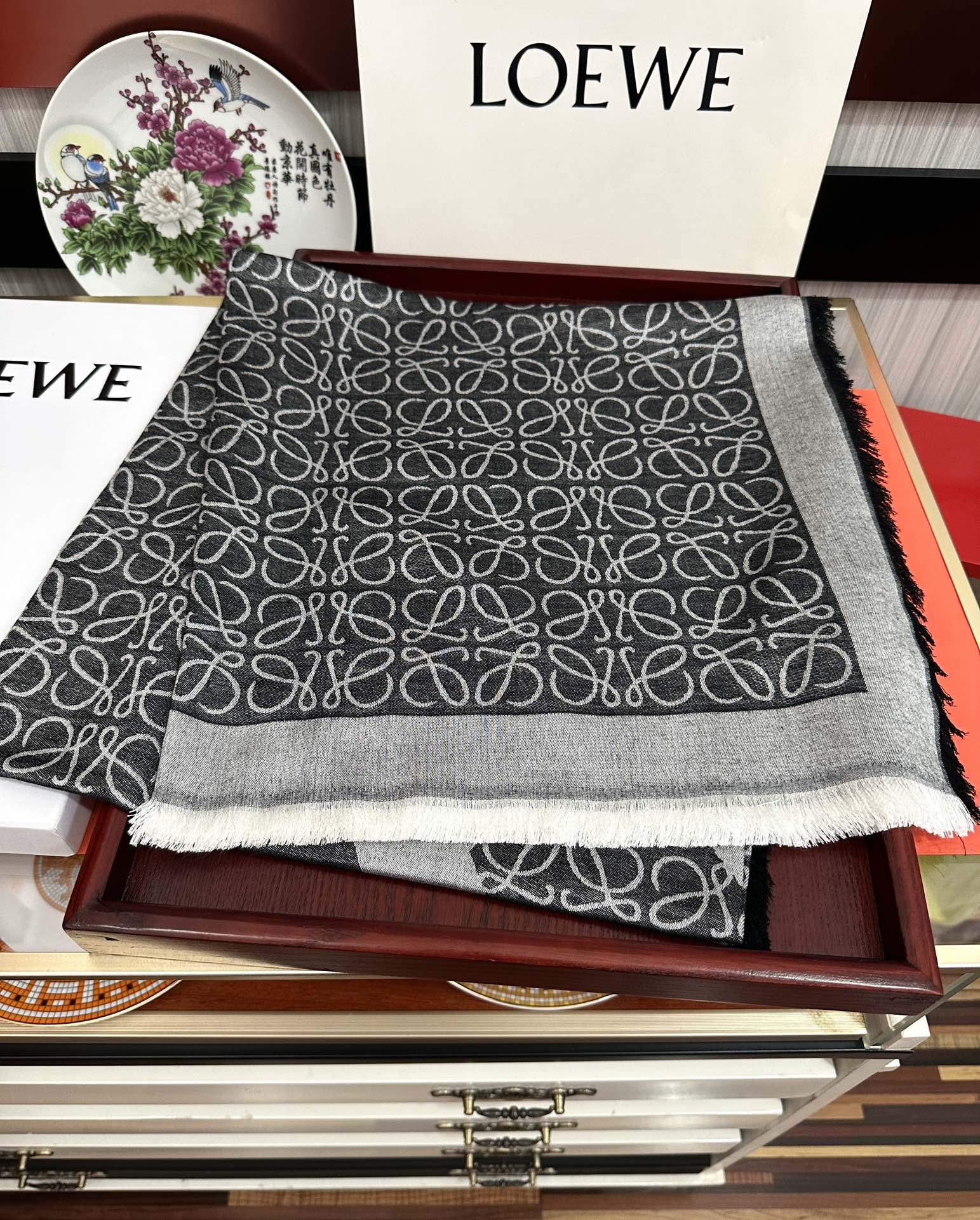 Loewe 罗意威【 logo标志方巾】 很幸运拿到這个东西 真的不多见 很少在国內做订单 款式真的少的可作为西班牙的顶尖 秉承传统技艺散发独特的西班牙贵族气息 本款橱窗定制款 围巾整体构图为他们最 的LOGO风格设计 尺寸：140x140