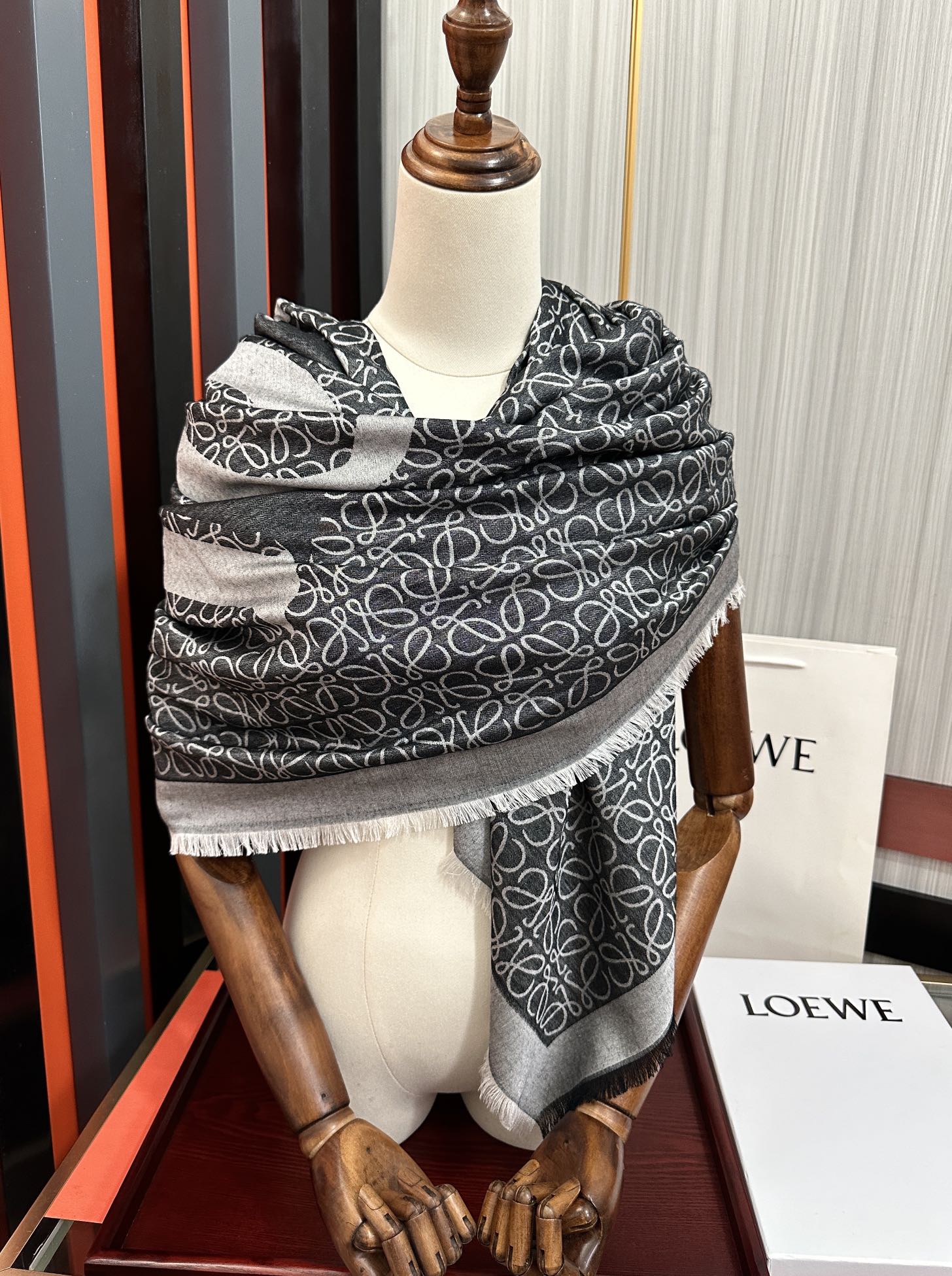 Loewe 罗意威【 logo标志方巾】 很幸运拿到這个东西 真的不多见 很少在国內做订单 款式真的少的可作为西班牙的顶尖 秉承传统技艺散发独特的西班牙贵族气息 本款橱窗定制款 围巾整体构图为他们最 的LOGO风格设计 尺寸：140x140