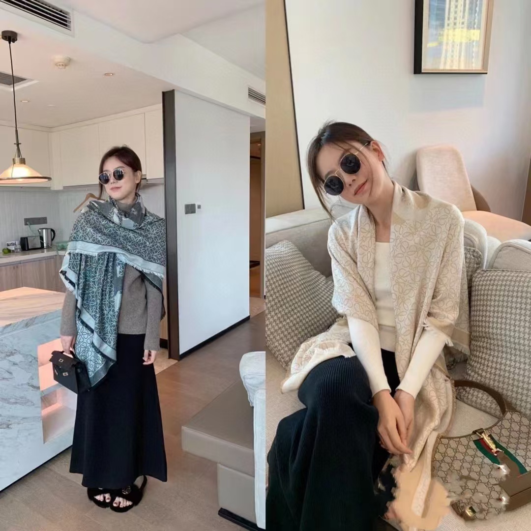 Loewe 罗意威【 logo标志方巾】 很幸运拿到這个东西 真的不多见 很少在国內做订单 款式真的少的可作为西班牙的顶尖 秉承传统技艺散发独特的西班牙贵族气息 本款橱窗定制款 围巾整体构图为他们最 的LOGO风格设计 尺寸：140x140