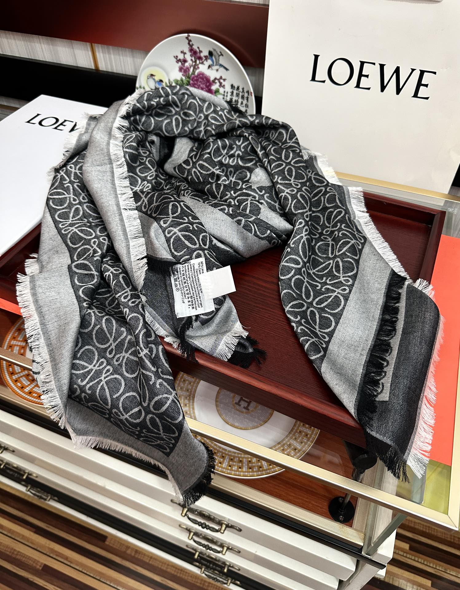 Loewe 罗意威【 logo标志方巾】 很幸运拿到這个东西 真的不多见 很少在国內做订单 款式真的少的可作为西班牙的顶尖 秉承传统技艺散发独特的西班牙贵族气息 本款橱窗定制款 围巾整体构图为他们最 的LOGO风格设计 尺寸：140x140