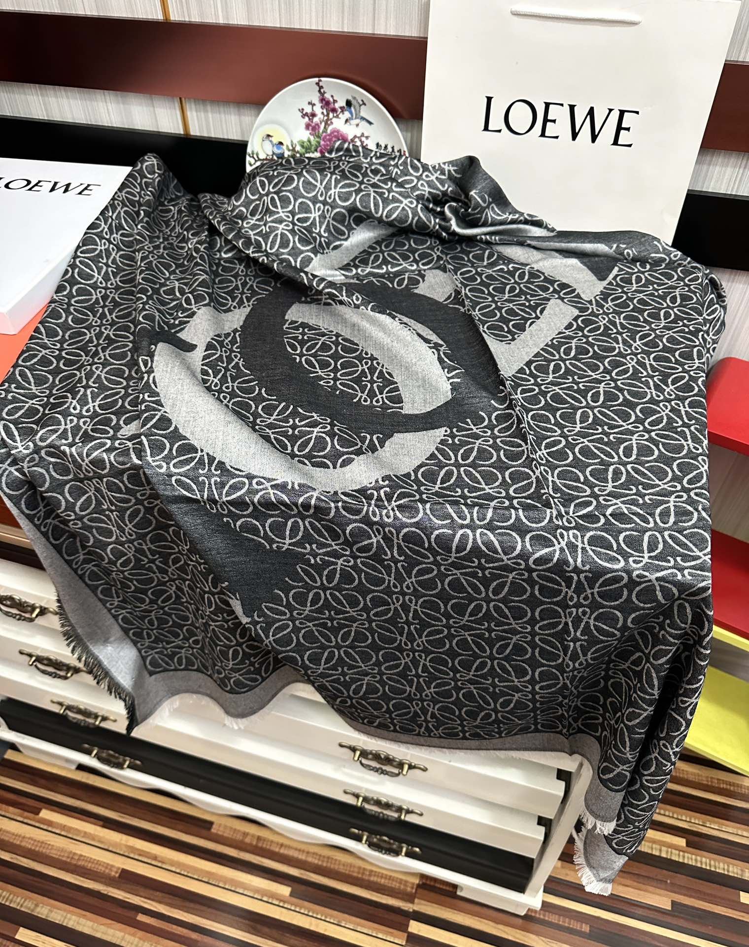 Loewe 罗意威【 logo标志方巾】 很幸运拿到這个东西 真的不多见 很少在国內做订单 款式真的少的可作为西班牙的顶尖 秉承传统技艺散发独特的西班牙贵族气息 本款橱窗定制款 围巾整体构图为他们最 的LOGO风格设计 尺寸：140x140