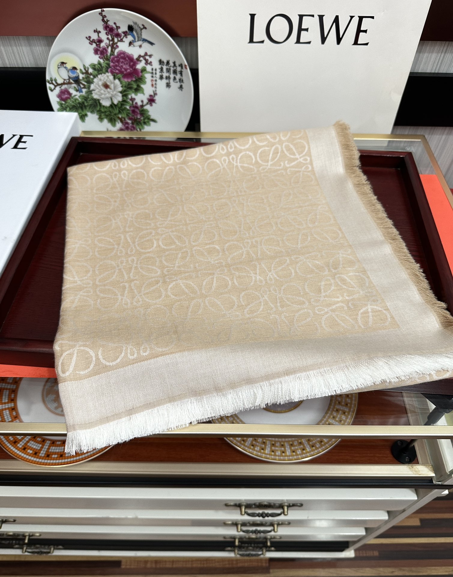 Loewe 罗意威【 logo标志方巾】 很幸运拿到這个东西 真的不多见 很少在国內做订单 款式真的少的可作为西班牙的顶尖 秉承传统技艺散发独特的西班牙贵族气息 本款橱窗定制款 围巾整体构图为他们最 的LOGO风格设计 尺寸：140x140