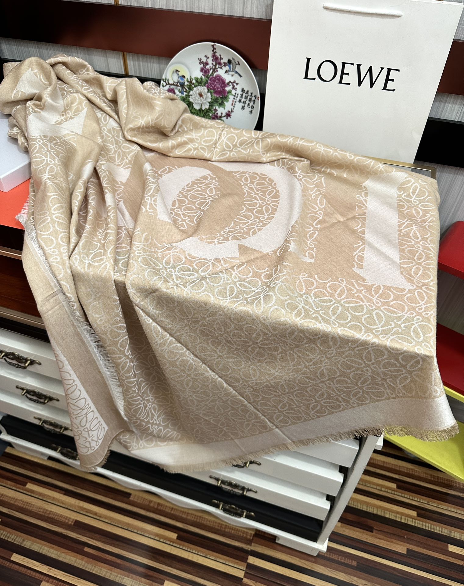 Loewe 罗意威【 logo标志方巾】 很幸运拿到這个东西 真的不多见 很少在国內做订单 款式真的少的可作为西班牙的顶尖 秉承传统技艺散发独特的西班牙贵族气息 本款橱窗定制款 围巾整体构图为他们最 的LOGO风格设计 尺寸：140x140