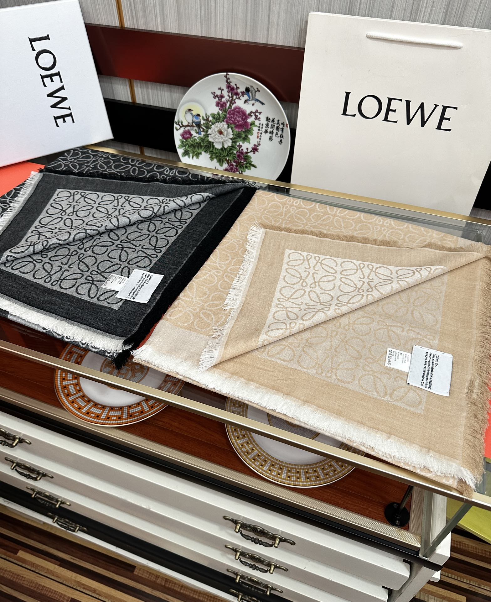 Loewe 罗意威【 logo标志方巾】 很幸运拿到這个东西 真的不多见 很少在国內做订单 款式真的少的可作为西班牙的顶尖 秉承传统技艺散发独特的西班牙贵族气息 本款橱窗定制款 围巾整体构图为他们最 的LOGO风格设计 尺寸：140x140