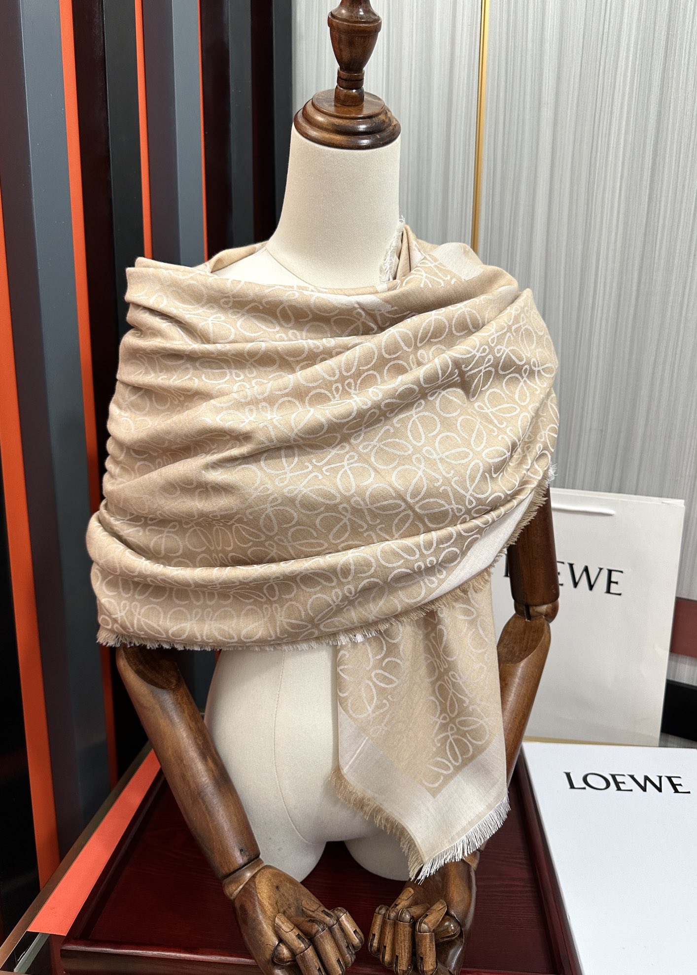 Loewe 罗意威【 logo标志方巾】 很幸运拿到這个东西 真的不多见 很少在国內做订单 款式真的少的可作为西班牙的顶尖 秉承传统技艺散发独特的西班牙贵族气息 本款橱窗定制款 围巾整体构图为他们最 的LOGO风格设计 尺寸：140x140