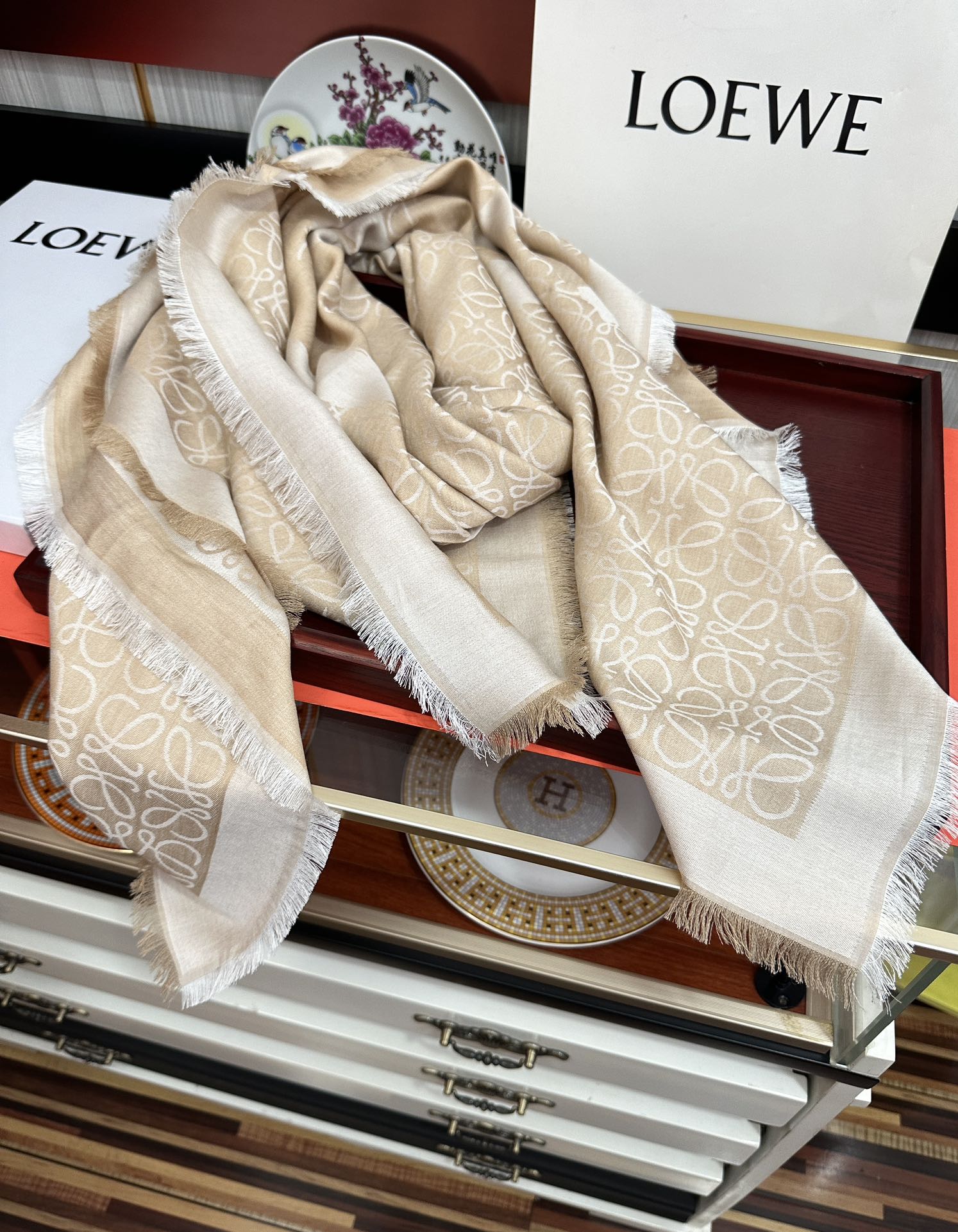 Loewe 罗意威【 logo标志方巾】 很幸运拿到這个东西 真的不多见 很少在国內做订单 款式真的少的可作为西班牙的顶尖 秉承传统技艺散发独特的西班牙贵族气息 本款橱窗定制款 围巾整体构图为他们最 的LOGO风格设计 尺寸：140x140