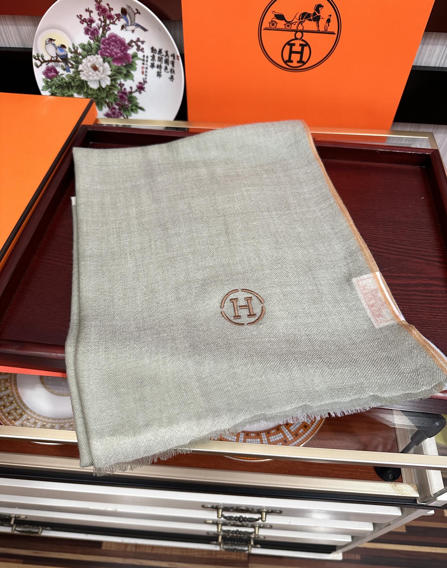 Hermès 新款2025 爱马士 版到货 搭配调色纱染再色织 这款经历漫长等待耗时3个月之久才完成面料 身份和气质的象征 尺特别人工抽穗散须