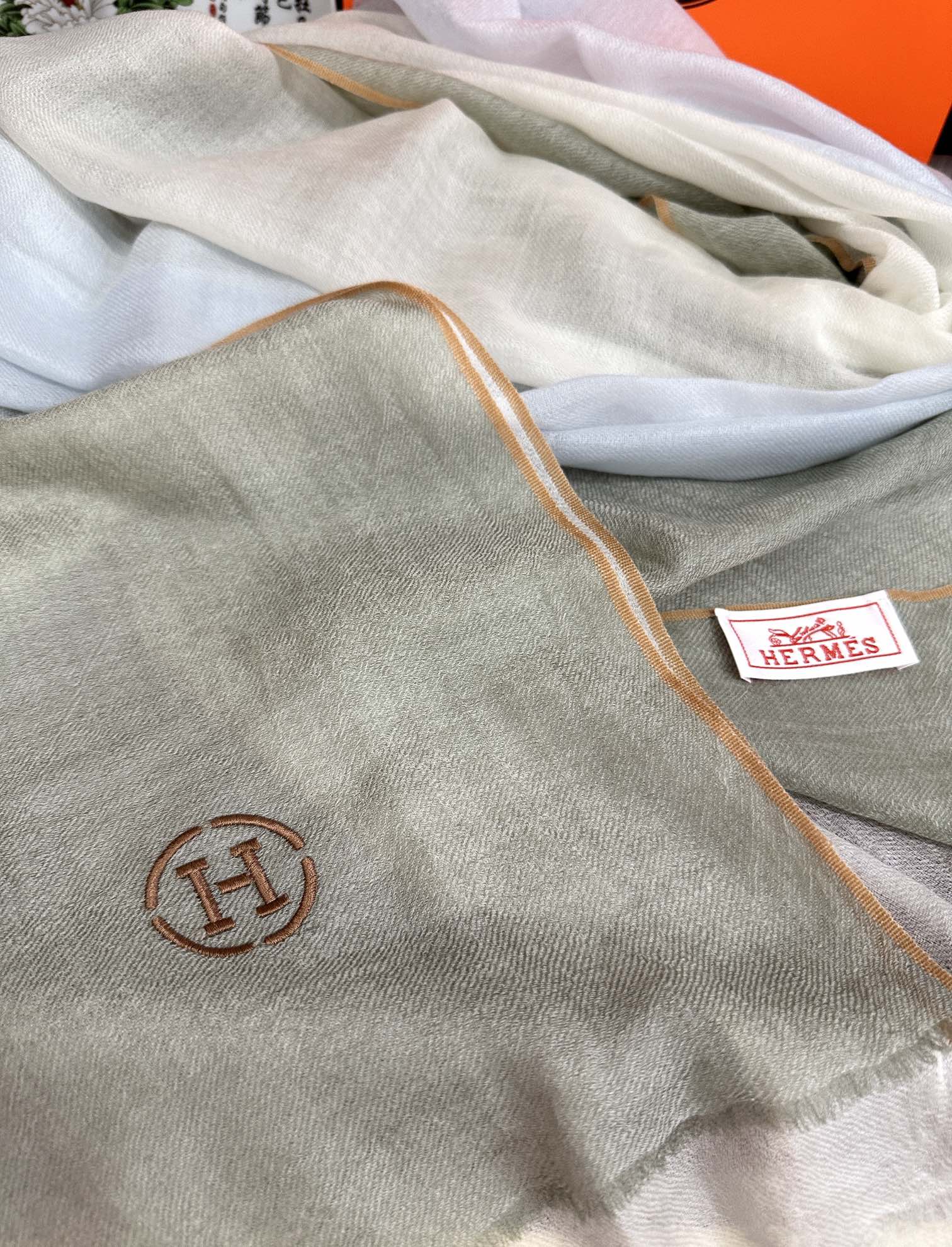 Hermès 新款2025 爱马士 版到货 搭配调色纱染再色织 这款经历漫长等待耗时3个月之久才完成面料 身份和气质的象征 尺特别人工抽穗散须