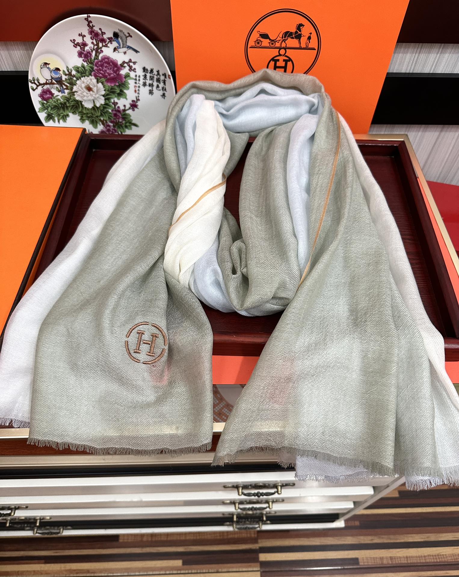 Hermès 新款2025 爱马士 版到货 搭配调色纱染再色织 这款经历漫长等待耗时3个月之久才完成面料 身份和气质的象征 尺特别人工抽穗散须