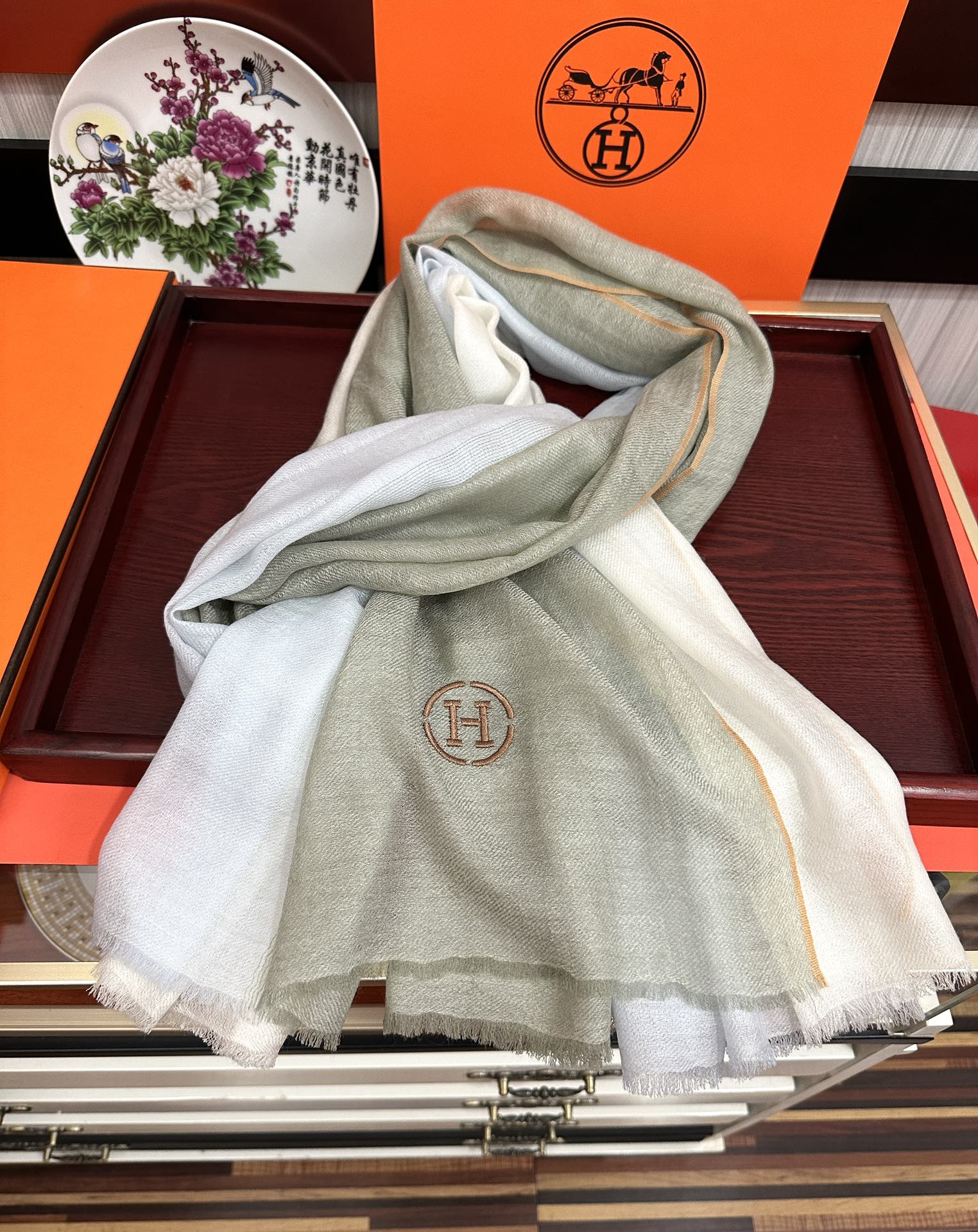 Hermès 新款2025 爱马士 版到货 搭配调色纱染再色织 这款经历漫长等待耗时3个月之久才完成面料 身份和气质的象征 尺特别人工抽穗散须