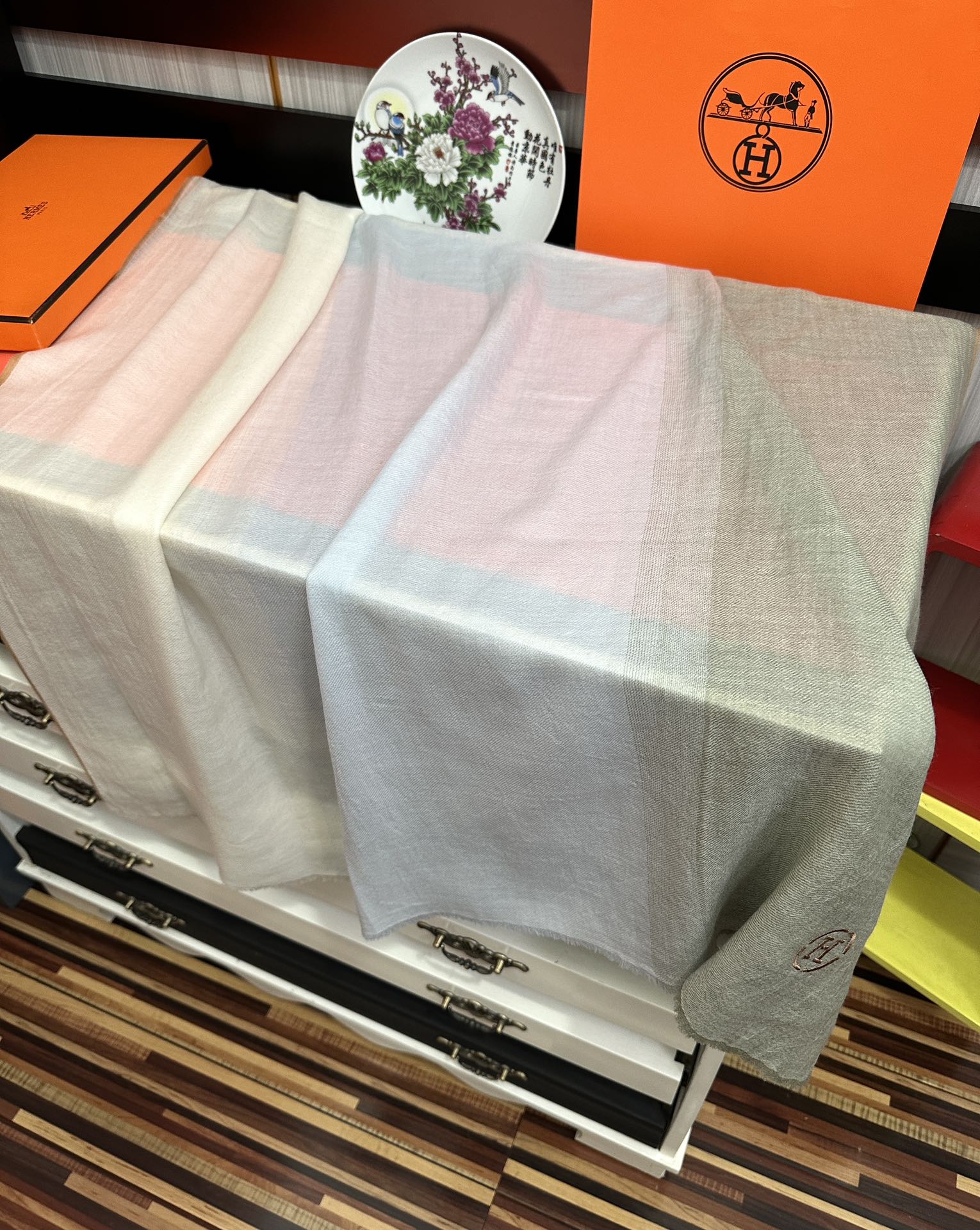 Hermès 新款2025 爱马士 版到货 搭配调色纱染再色织 这款经历漫长等待耗时3个月之久才完成面料 身份和气质的象征 尺特别人工抽穗散须