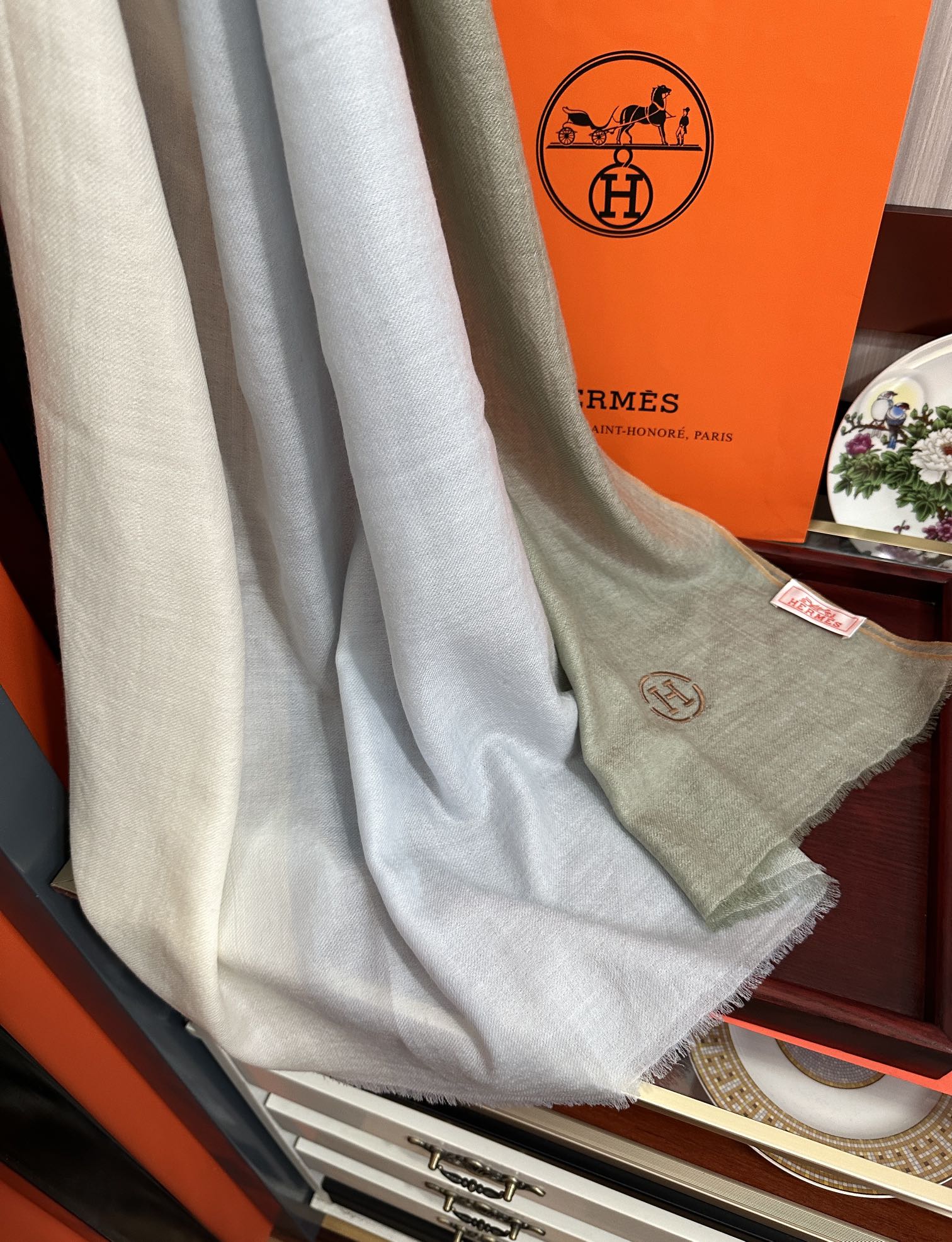 Hermès 新款2025 爱马士 版到货 搭配调色纱染再色织 这款经历漫长等待耗时3个月之久才完成面料 身份和气质的象征 尺特别人工抽穗散须