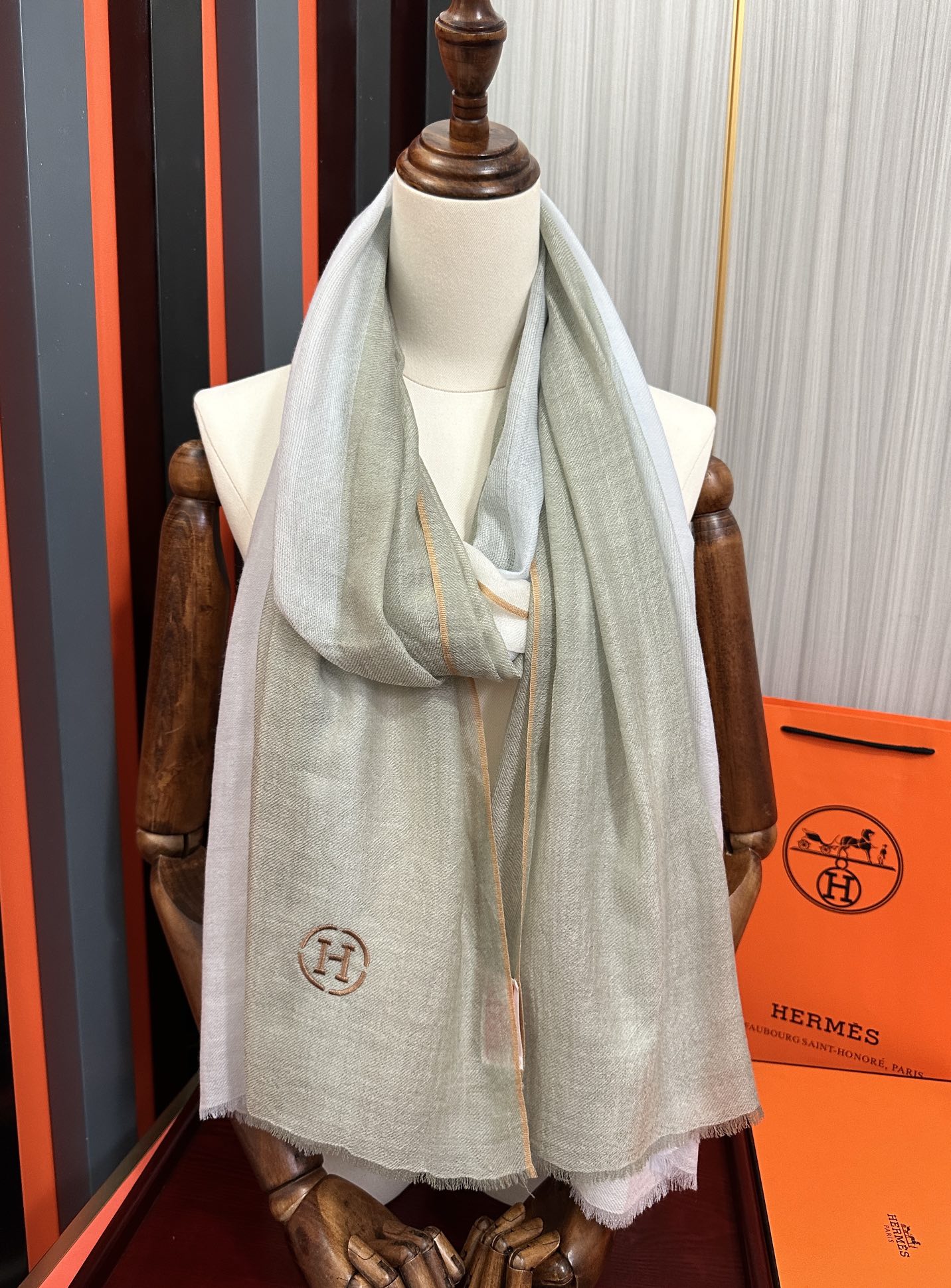 Hermès 新款2025 爱马士 版到货 搭配调色纱染再色织 这款经历漫长等待耗时3个月之久才完成面料 身份和气质的象征 尺特别人工抽穗散须