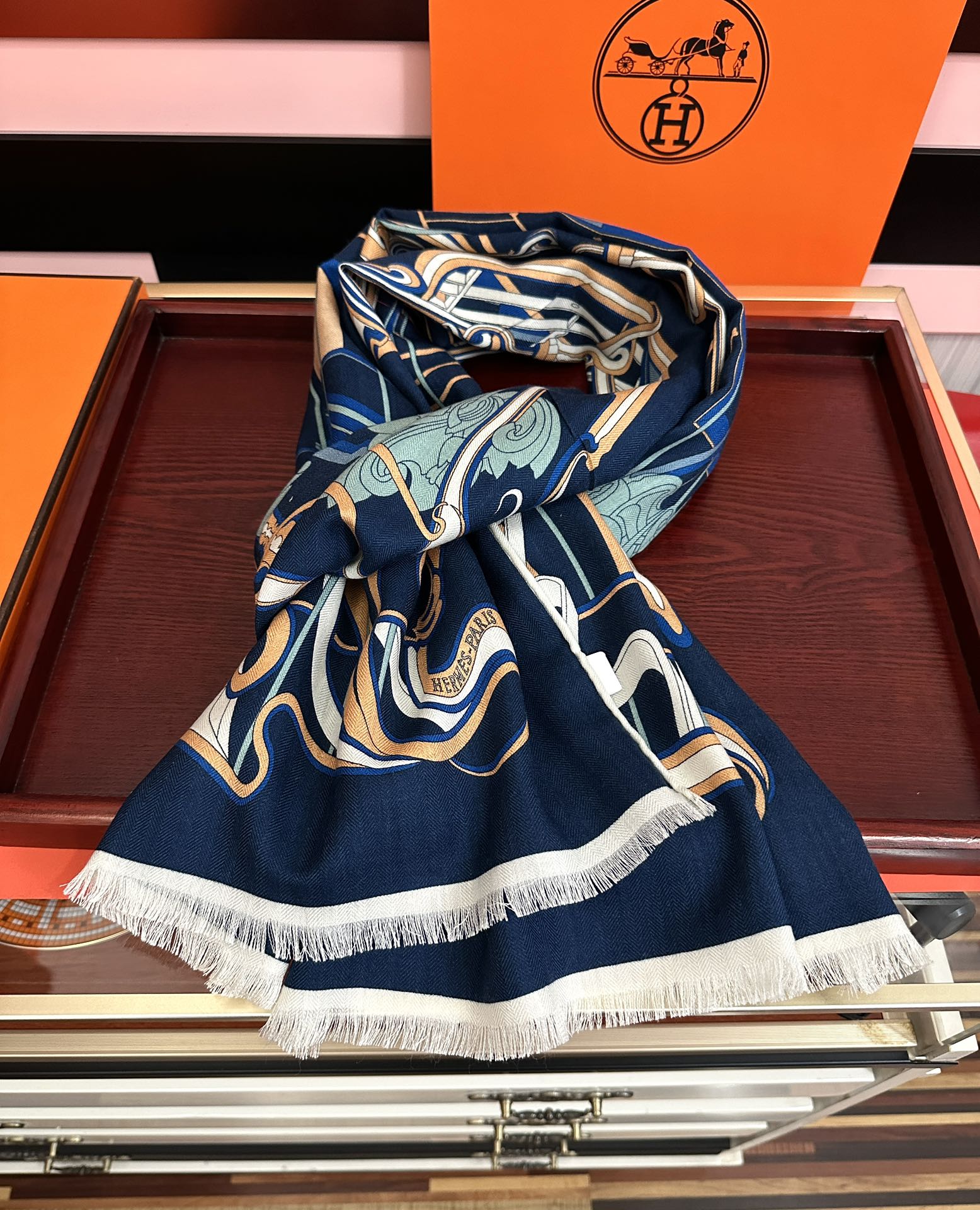Hermès 新款 爱马仕 【双面同色】太美了 下手一定要快 四季都可以用 真心美的让人非常非上身效果简直美翻了 品质非常完美 整个围巾给人气场的同时又非常 秀丽 绝对值得入手的新款 实物一拿到就会庆幸自己是女人的绝美好货 尺寸：65x185
