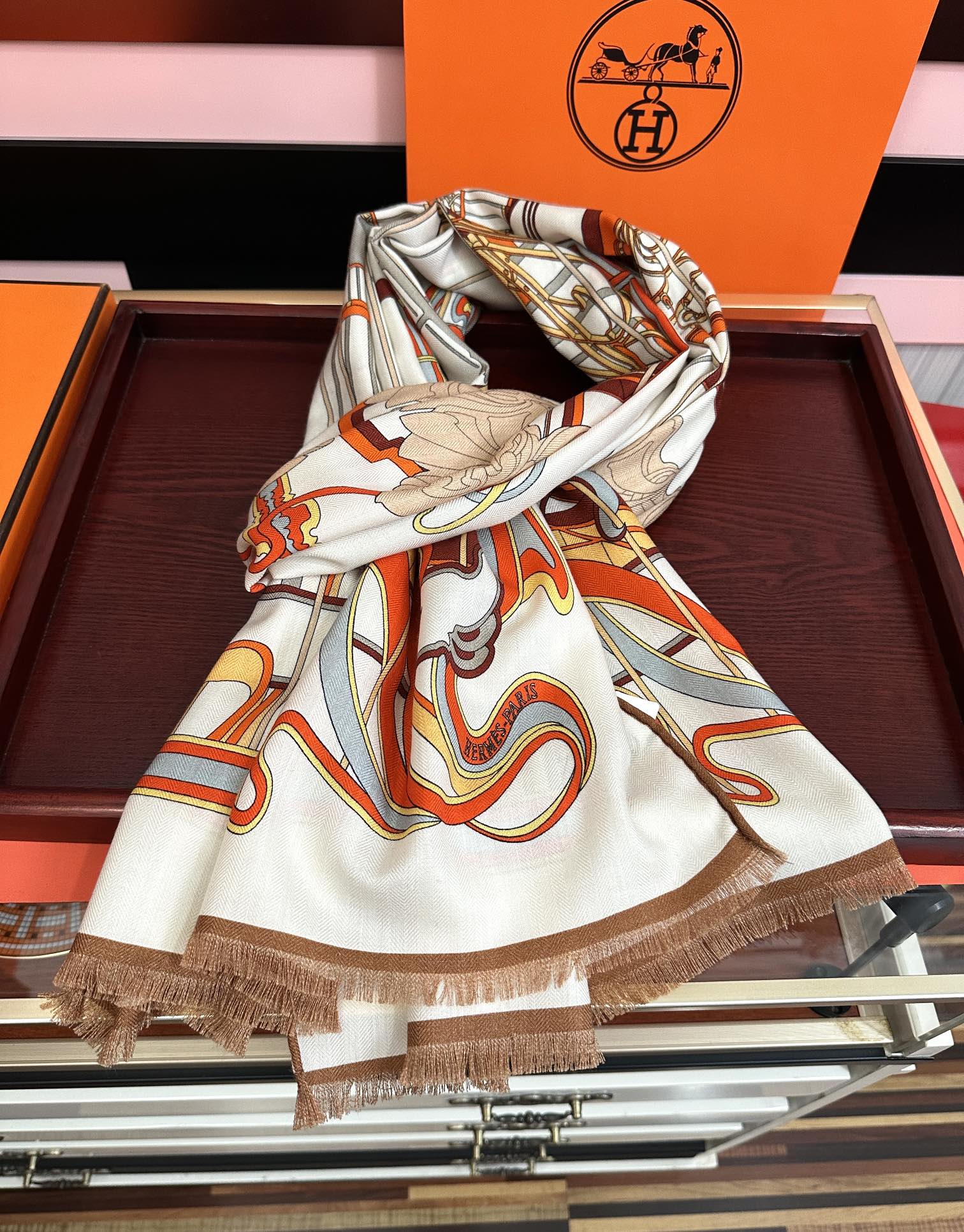 Hermès 新款 爱马仕 【双面同色】太美了 下手一定要快 四季都可以用 真心美的让人非常非上身效果简直美翻了 品质非常完美 整个围巾给人气场的同时又非常 秀丽 绝对值得入手的新款 实物一拿到就会庆幸自己是女人的绝美好货 尺寸：65x185