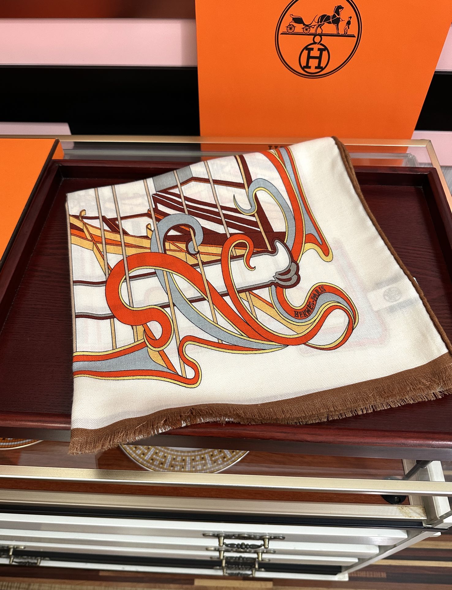 Hermès 新款 爱马仕 【双面同色】太美了 下手一定要快 四季都可以用 真心美的让人非常非上身效果简直美翻了 品质非常完美 整个围巾给人气场的同时又非常 秀丽 绝对值得入手的新款 实物一拿到就会庆幸自己是女人的绝美好货 尺寸：65x185