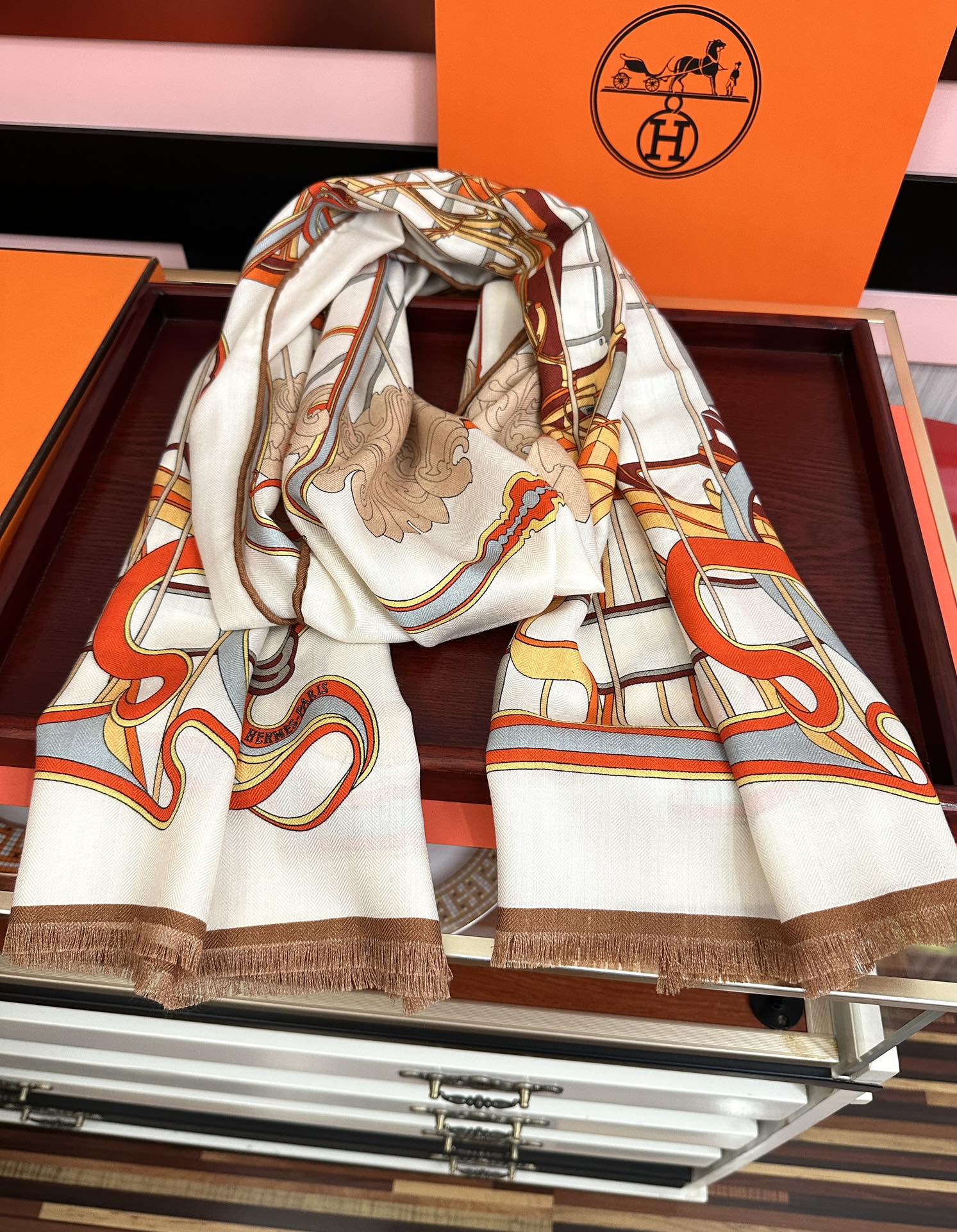 Hermès 新款 爱马仕 【双面同色】太美了 下手一定要快 四季都可以用 真心美的让人非常非上身效果简直美翻了 品质非常完美 整个围巾给人气场的同时又非常 秀丽 绝对值得入手的新款 实物一拿到就会庆幸自己是女人的绝美好货 尺寸：65x185