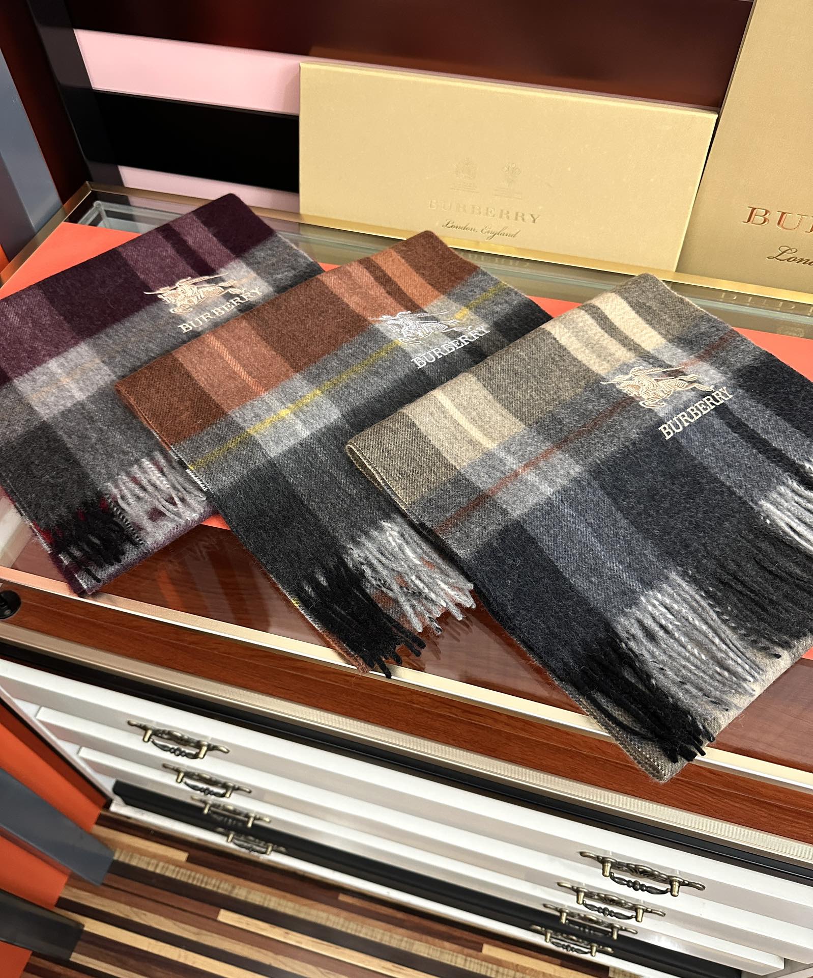 Burberry 125%山羊绒 2025巴宝莉采用内蒙古 山羊绒 最新款男女通用 重磅推荐 的格子