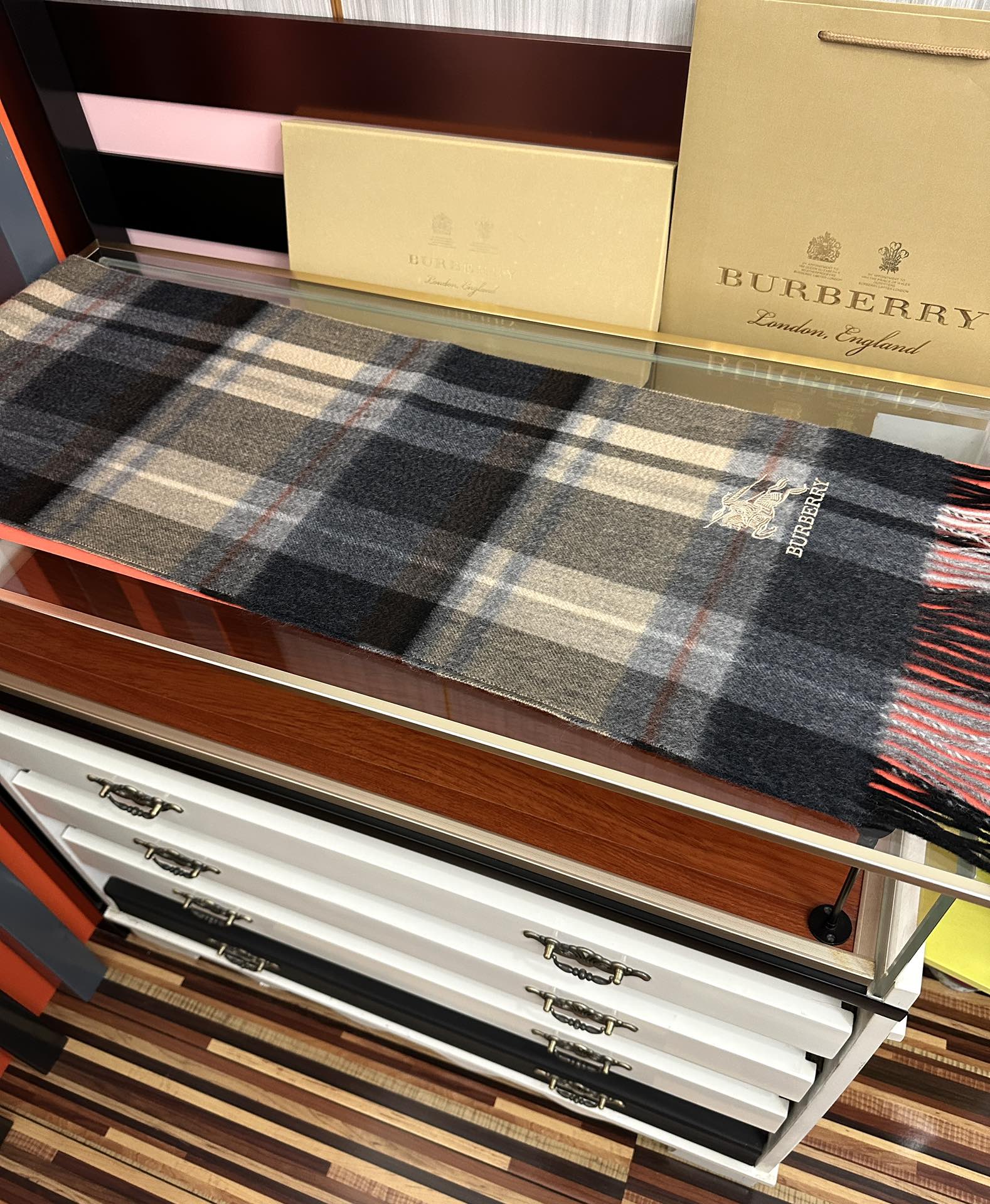 Burberry 125%山羊绒 2025巴宝莉采用内蒙古 山羊绒 最新款男女通用 重磅推荐 的格子