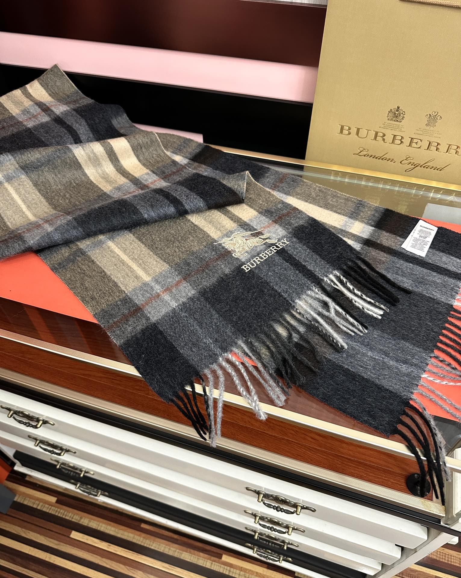 Burberry 125%山羊绒 2025巴宝莉采用内蒙古 山羊绒 最新款男女通用 重磅推荐 的格子