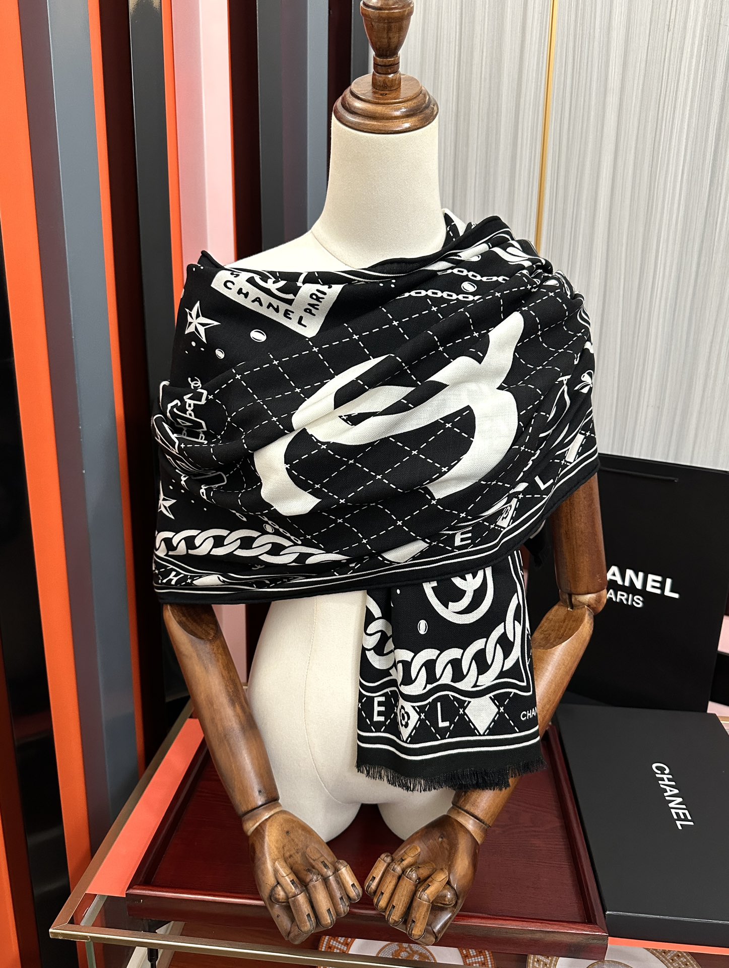 Chanel 新款 小香2025 双面同色 双c涂鸦黑白搭配 设计 太美了 下手一定要快 四季都可以用 真心美的让人非常非上身效果简直美翻了 品质非常完美 整个围巾给人气场的同时又非常 秀丽 绝对值得入手的新款 实物一拿到就会庆幸自己是女人的绝美好货 尺寸：65x185