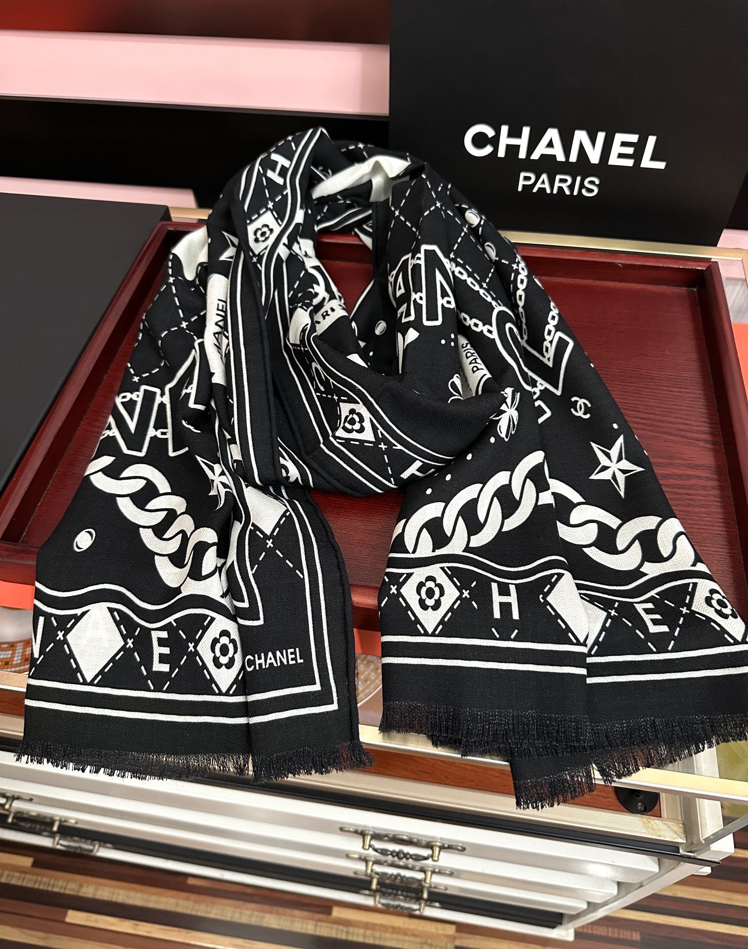 Chanel 新款 小香2025 双面同色 双c涂鸦黑白搭配 设计 太美了 下手一定要快 四季都可以用 真心美的让人非常非上身效果简直美翻了 品质非常完美 整个围巾给人气场的同时又非常 秀丽 绝对值得入手的新款 实物一拿到就会庆幸自己是女人的绝美好货 尺寸：65x185