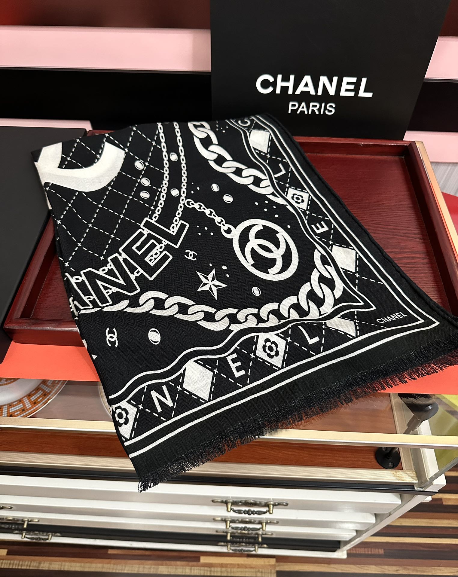 Chanel 新款 小香2025 双面同色 双c涂鸦黑白搭配 设计 太美了 下手一定要快 四季都可以用 真心美的让人非常非上身效果简直美翻了 品质非常完美 整个围巾给人气场的同时又非常 秀丽 绝对值得入手的新款 实物一拿到就会庆幸自己是女人的绝美好货 尺寸：65x185