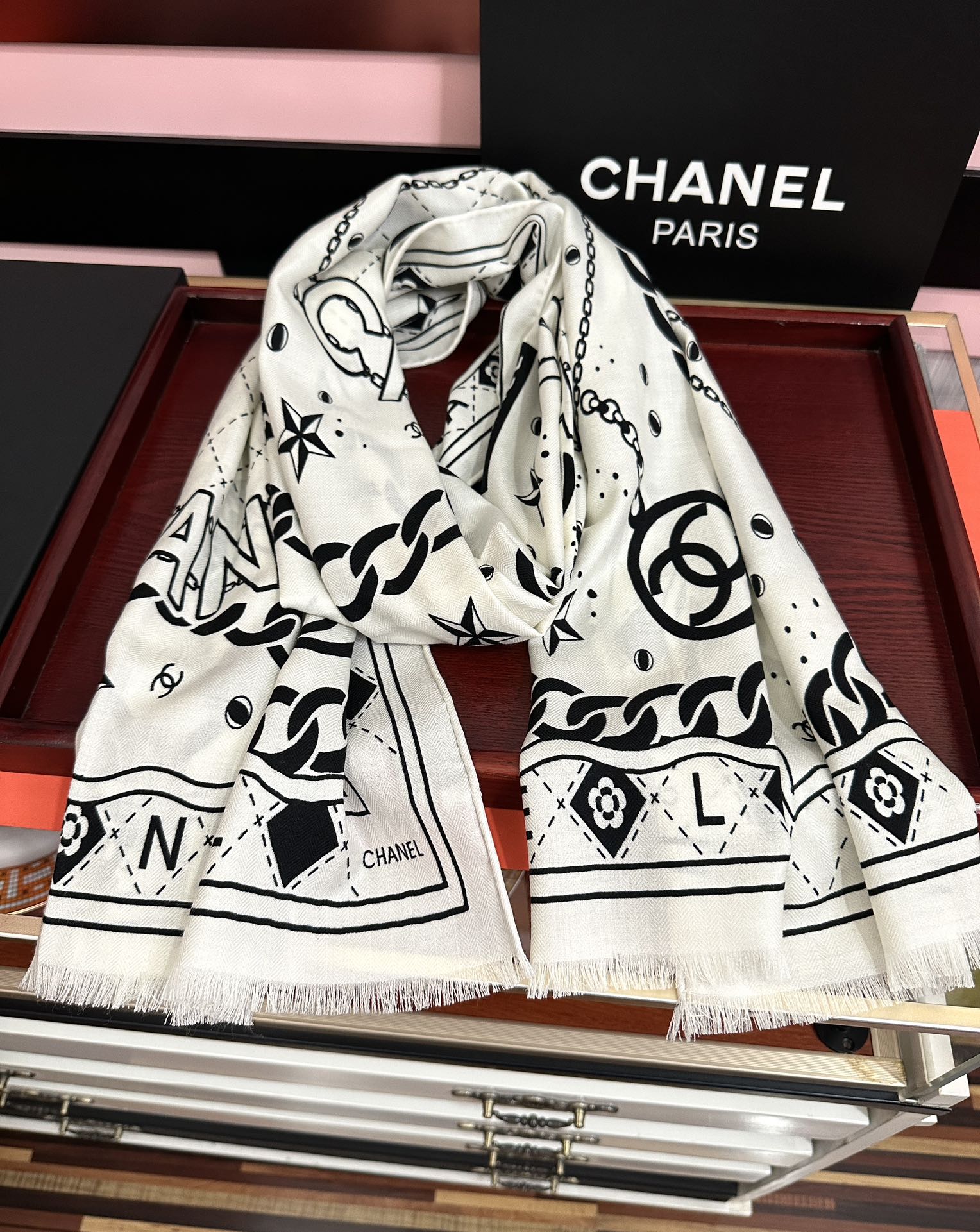Chanel 新款 小香2025 双面同色 双c涂鸦黑白搭配 设计 太美了 下手一定要快 四季都可以用 真心美的让人非常非上身效果简直美翻了 品质非常完美 整个围巾给人气场的同时又非常 秀丽 绝对值得入手的新款 实物一拿到就会庆幸自己是女人的绝美好货 尺寸：65x185