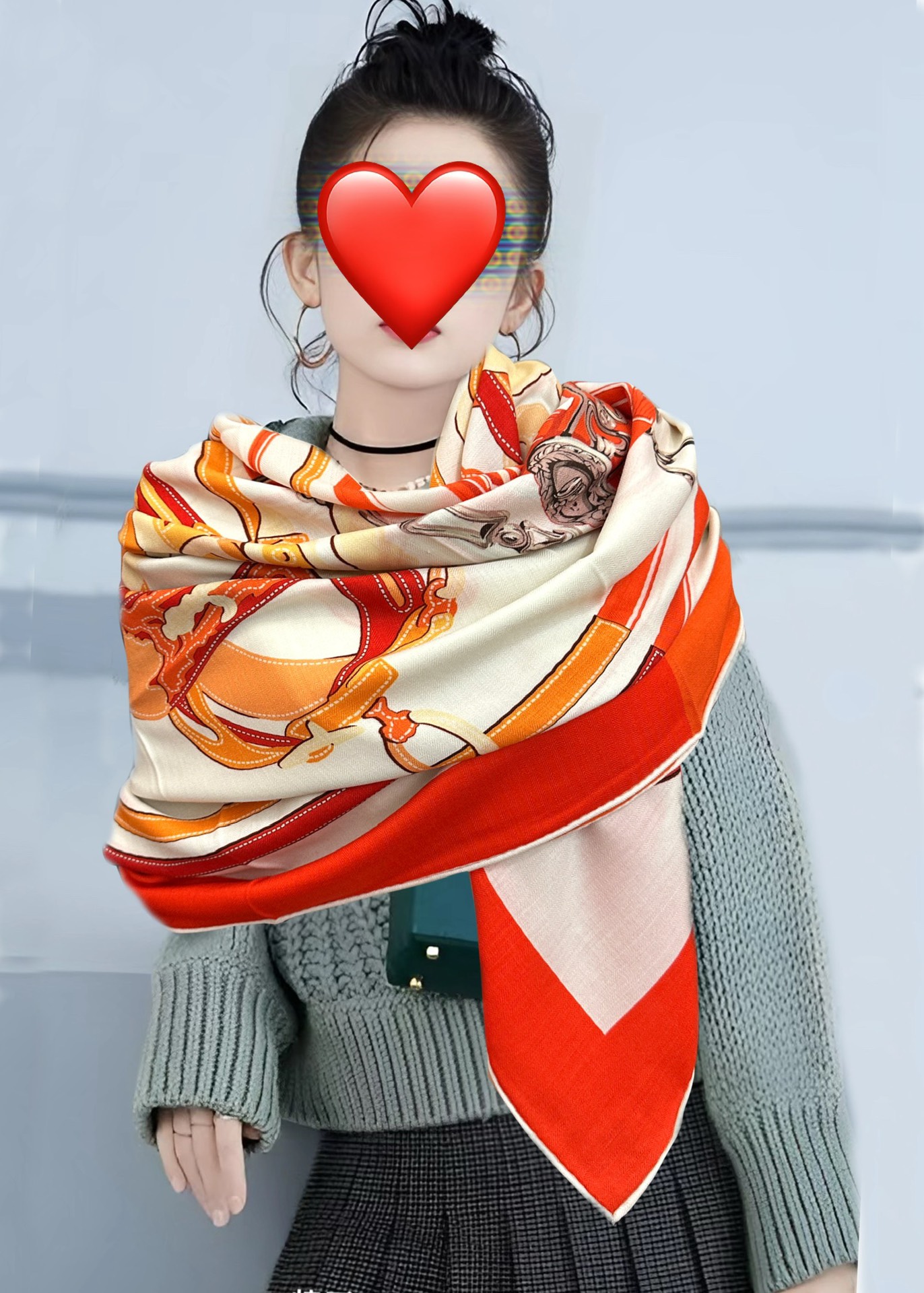 Hermès 爱马仕 ZG同步秋冬新款 新一季丝巾采购清单估计各位养马人们已经列好了 我就不推荐了回头分享一下部分 款的老款信息资料供大家参考 本季必购《Rondsdemarch》(圆场漫步) 一条来自丝巾羊绒丝方巾也不知道是马元素在男士方巾上运用比例高还是正好我每一条无论从配色还是主题图案都深得我心 也相较女款好驾驭 还便宜 大家 尺寸:140X140、材质：30%真丝+70丝绒