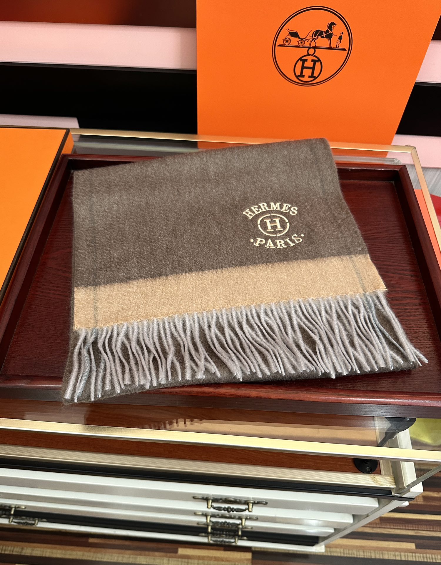 Hermès 125%山羊绒 爱马仕 采用内蒙古山羊绒 2025最新款男女通用 重磅推荐 的格子
