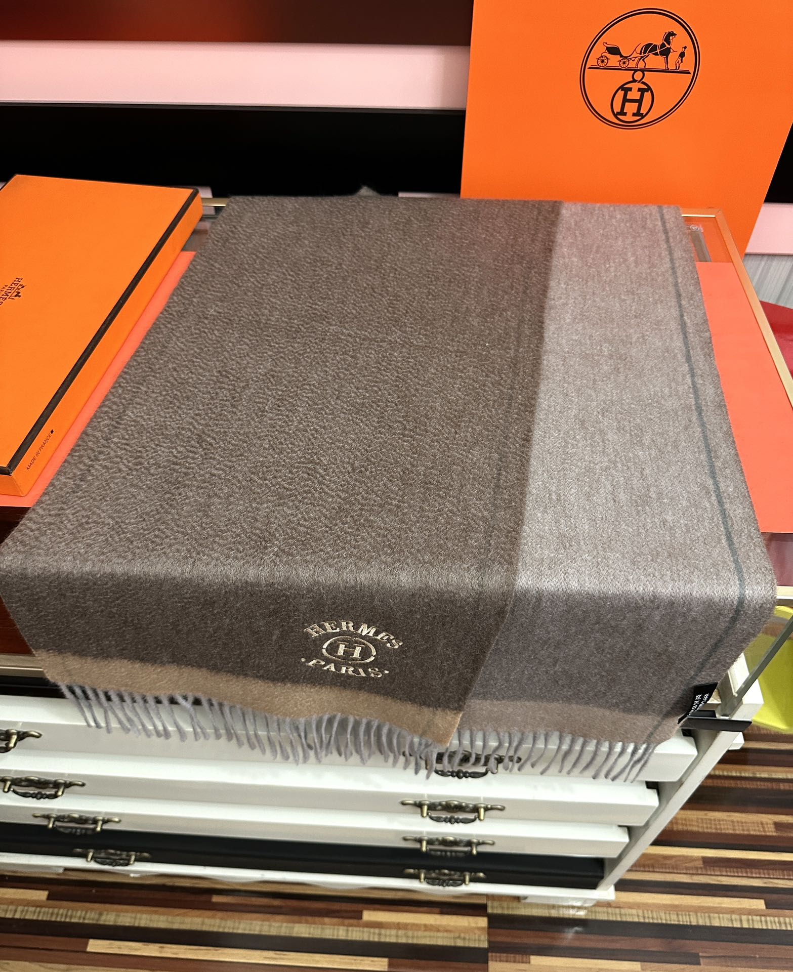 Hermès 125%山羊绒 爱马仕 采用内蒙古山羊绒 2025最新款男女通用 重磅推荐 的格子
